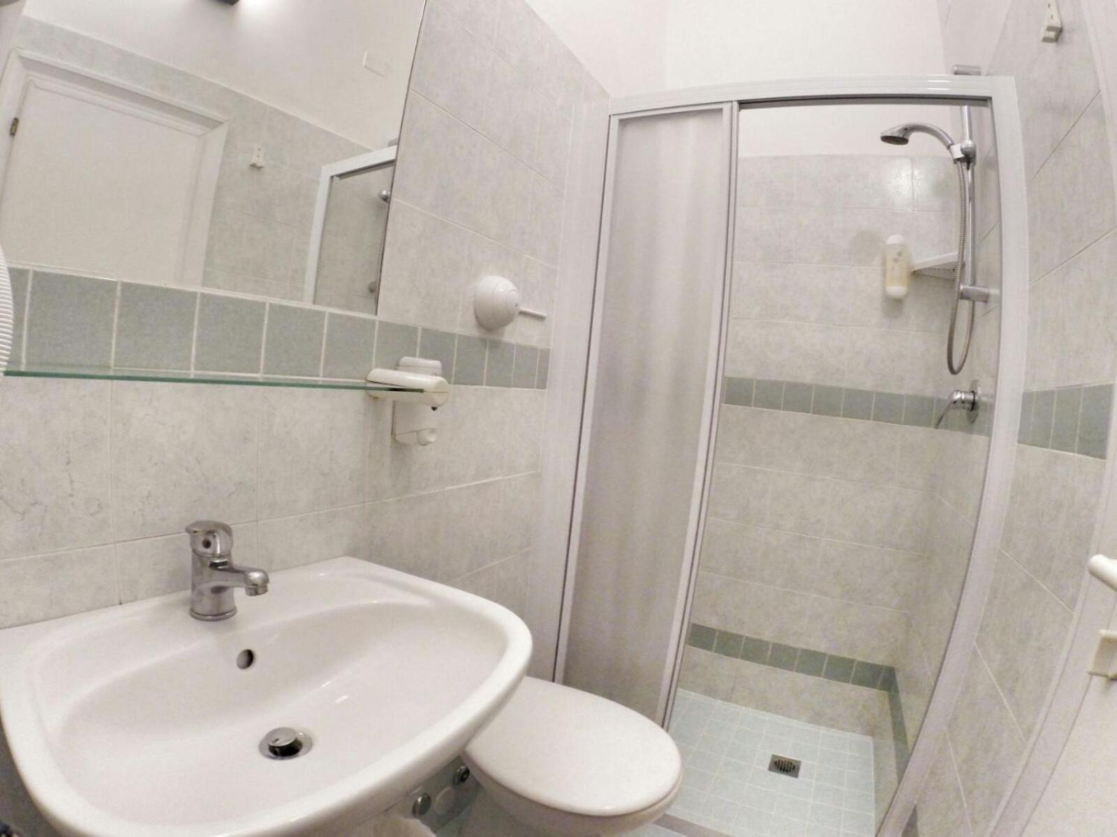 Quadruple Room with Bathroom - Photo 4