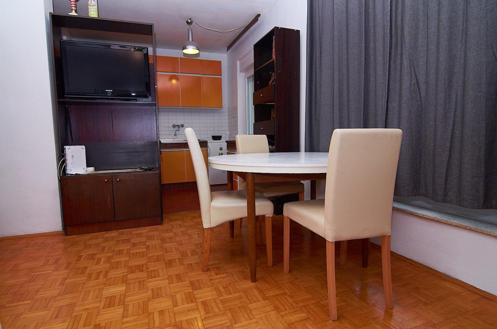 Apartment with Terrace - Photo 5