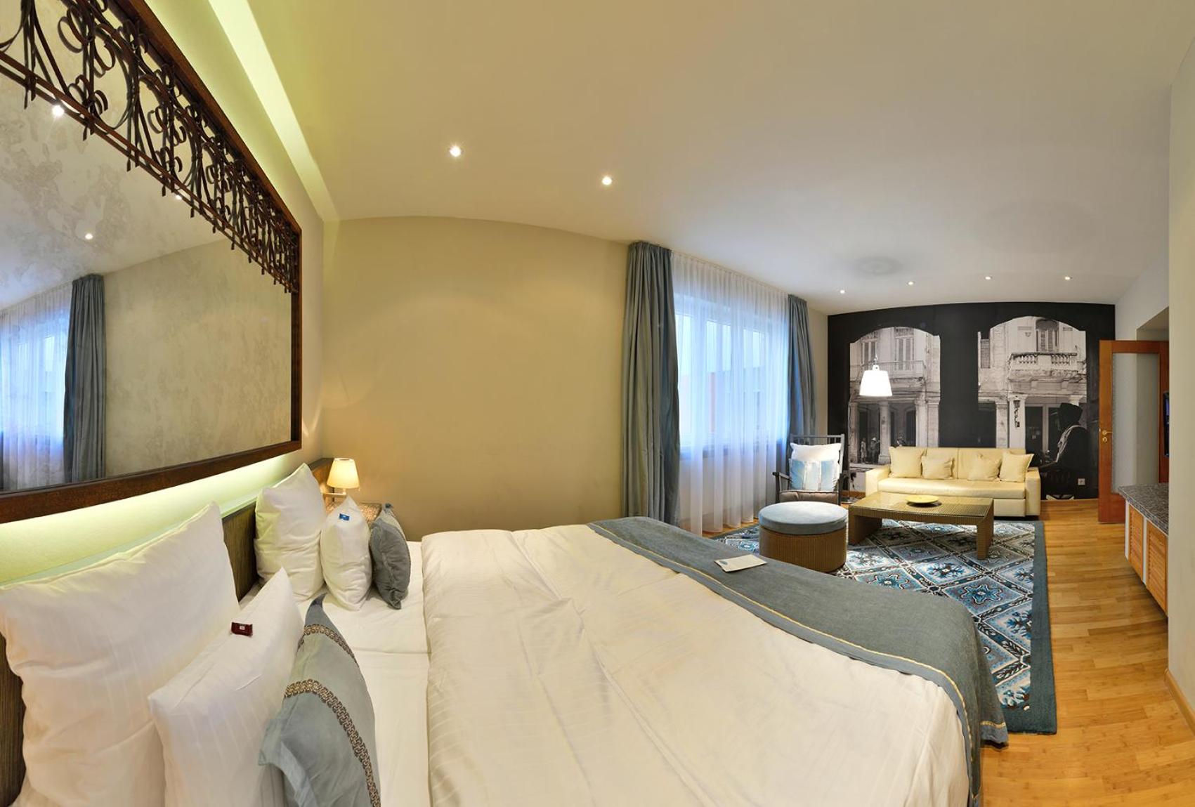 King Suite with Whirlpool - Non-Smoking photo 3