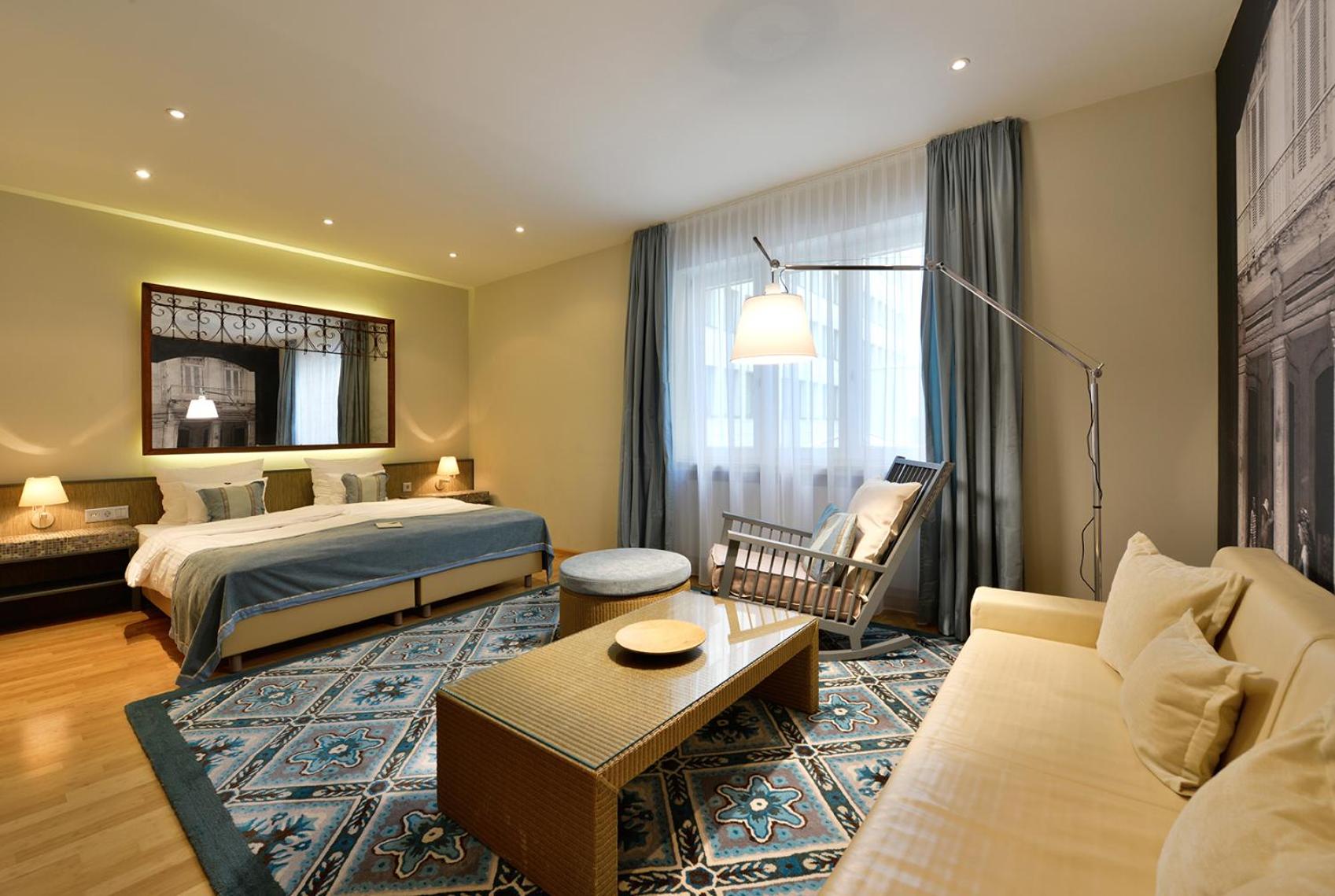 King Suite with Whirlpool - Non-Smoking photo 2