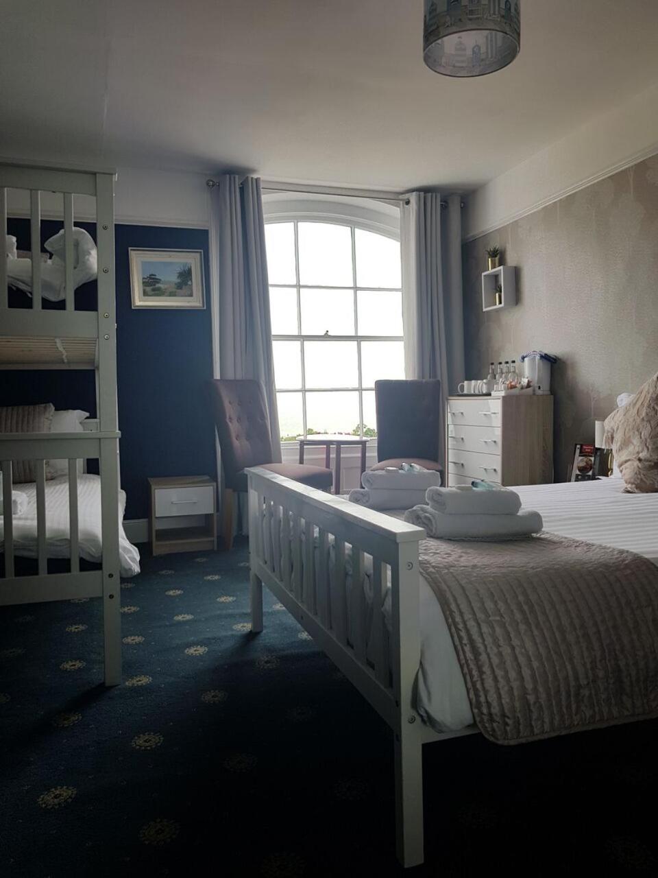 Quadruple Room with Sea View - Photo 6