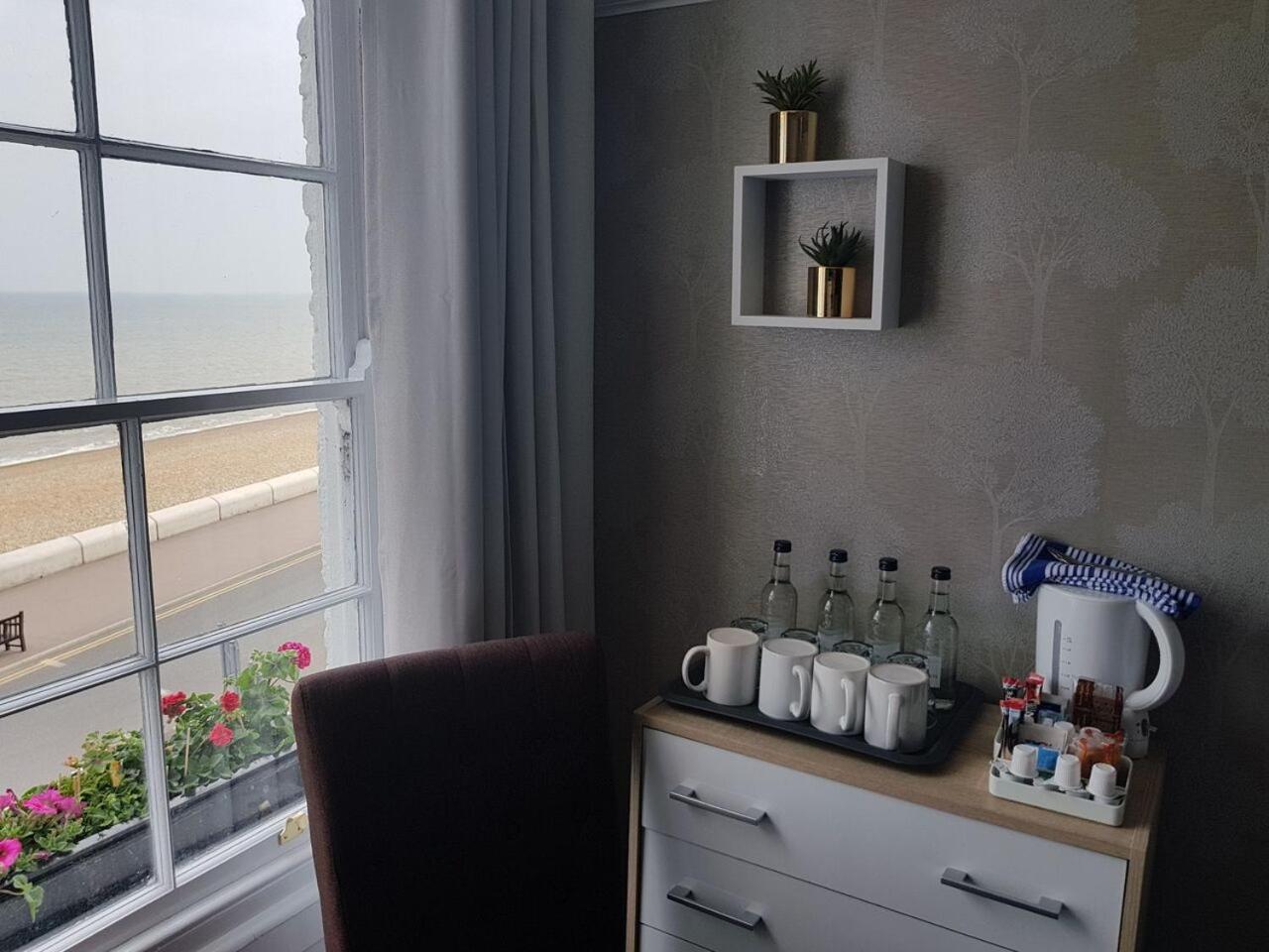 Quadruple Room with Sea View - Photo 3