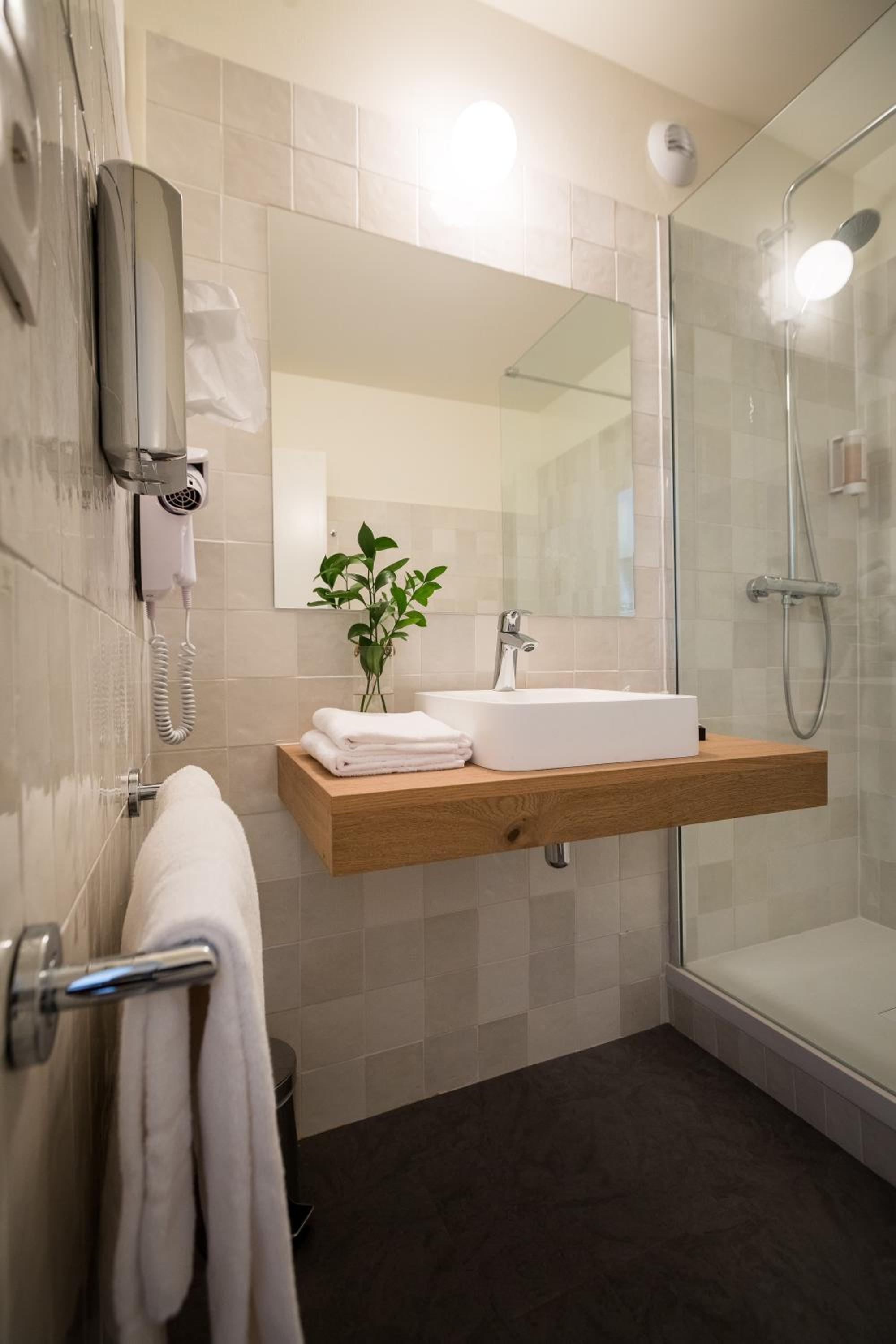 Standard Double Room - Non-Smoking - Photo 9