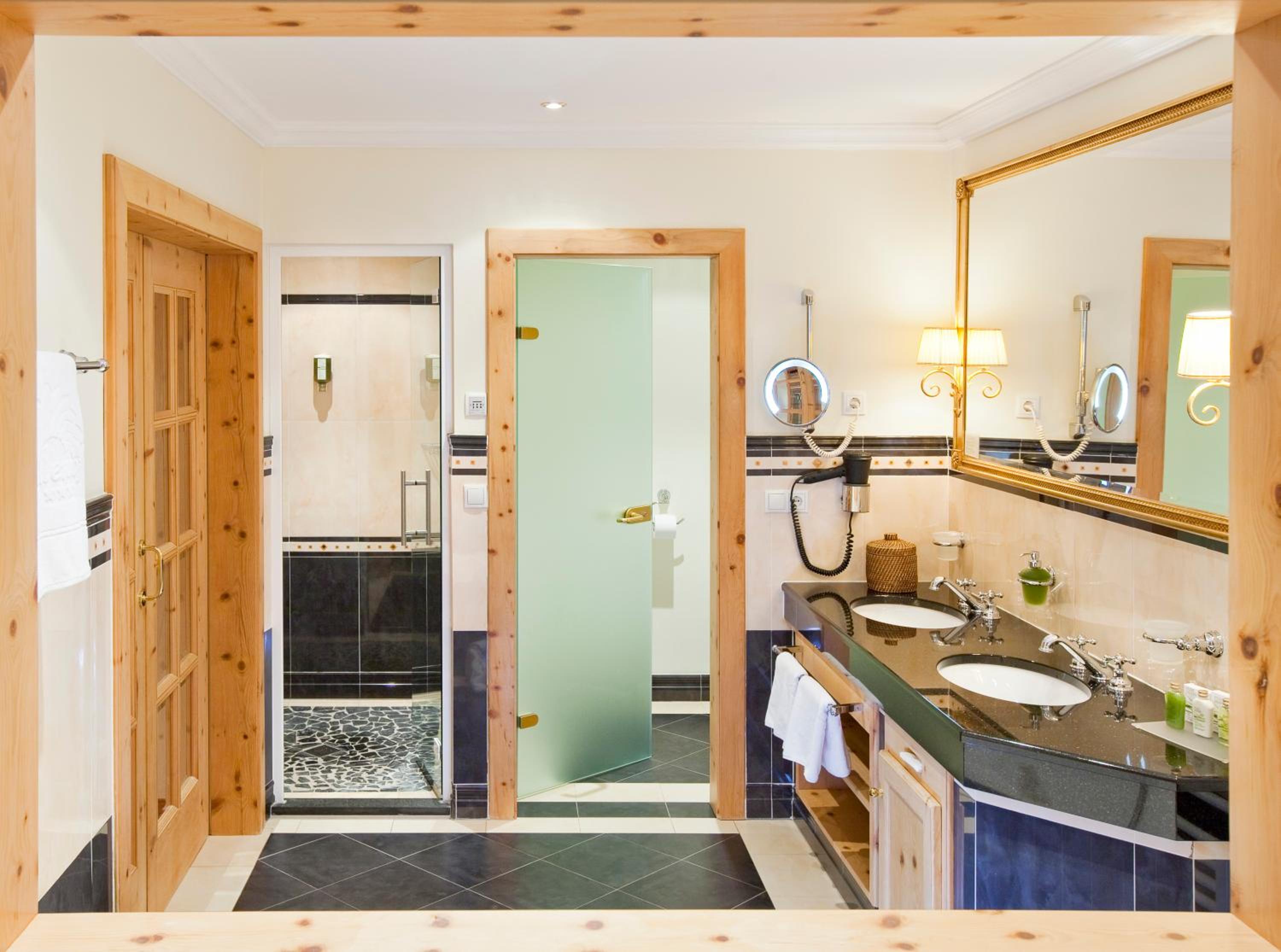 Suite with Balcony - Photo 7