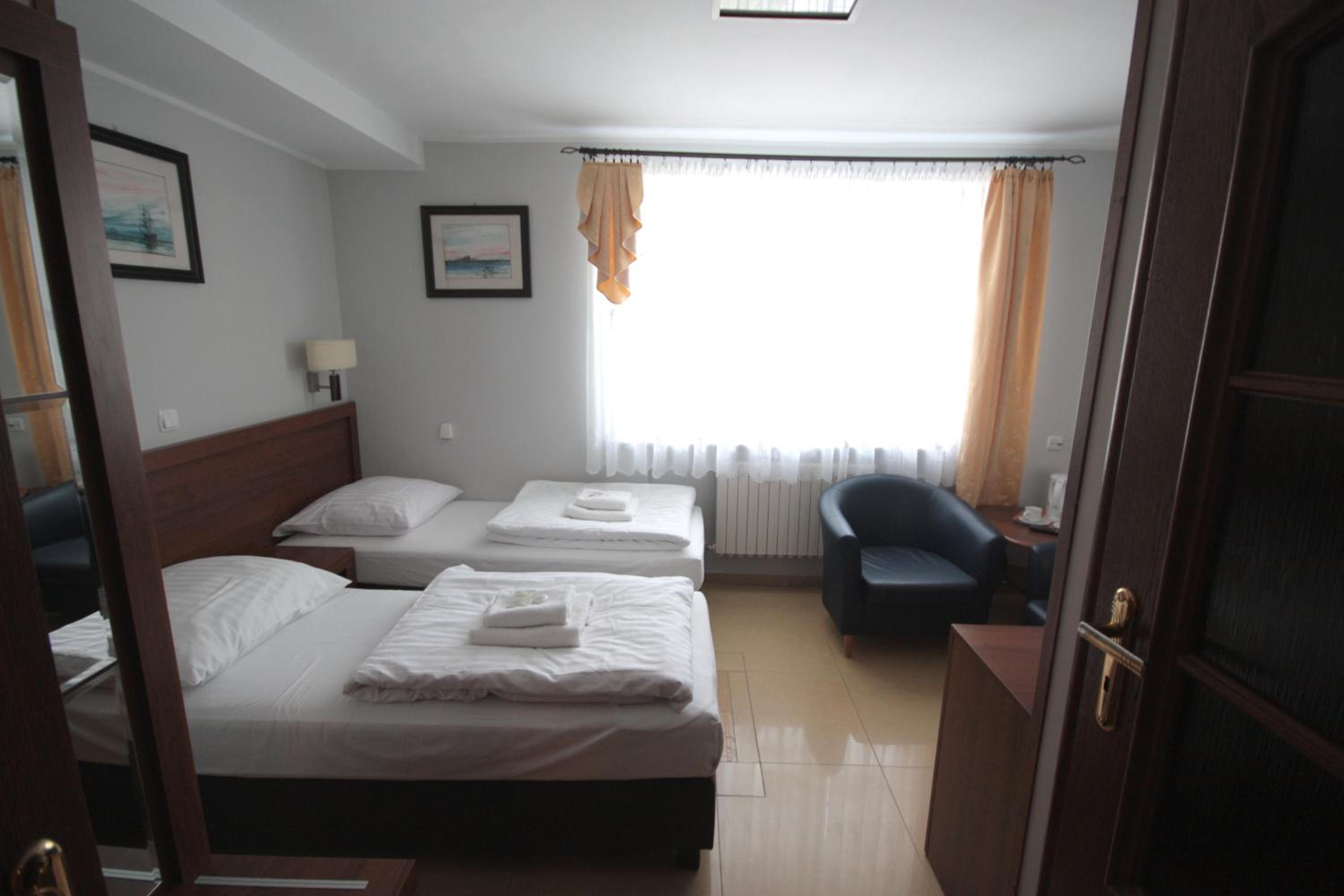 Double or Twin Room - Photo 11