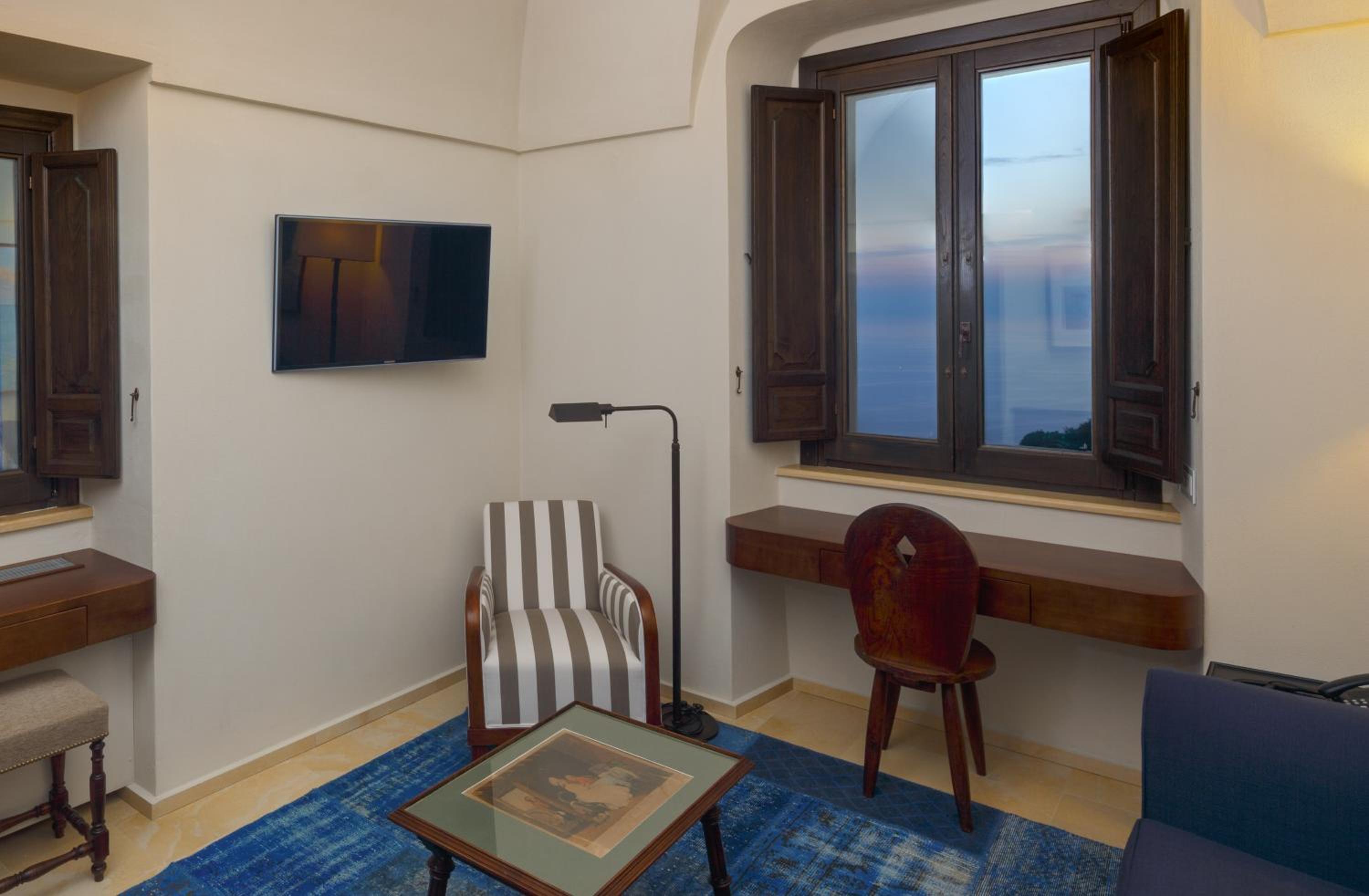 Deluxe Suite with Sea View - Photo 4