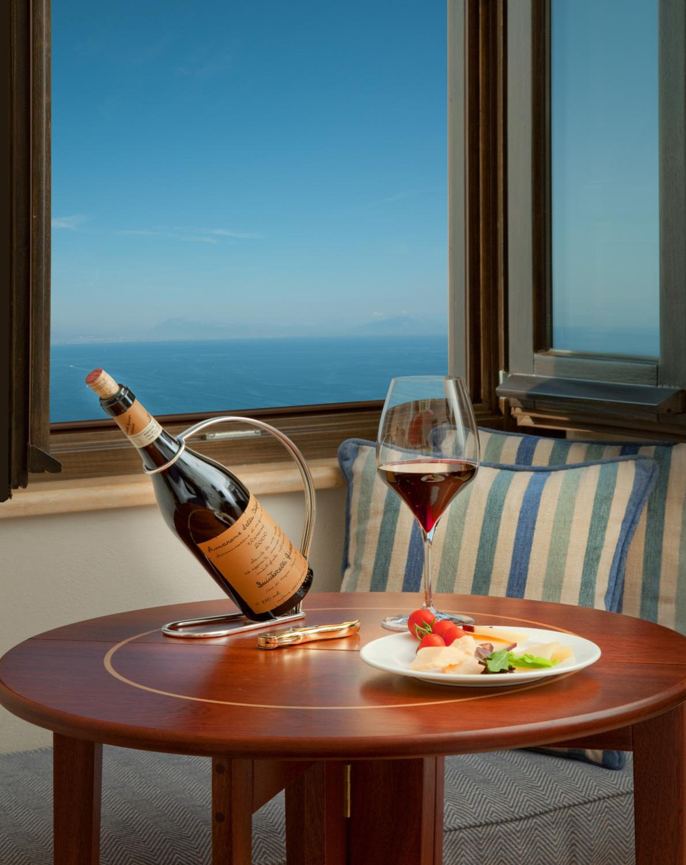 Deluxe Suite with Sea View - Photo 5