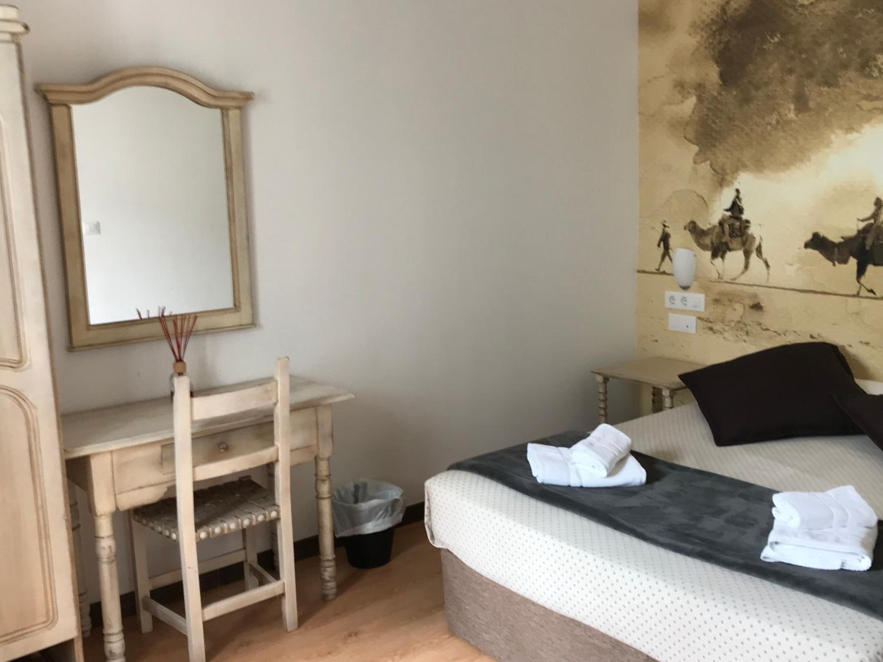 Standard Double Room - Photo 14