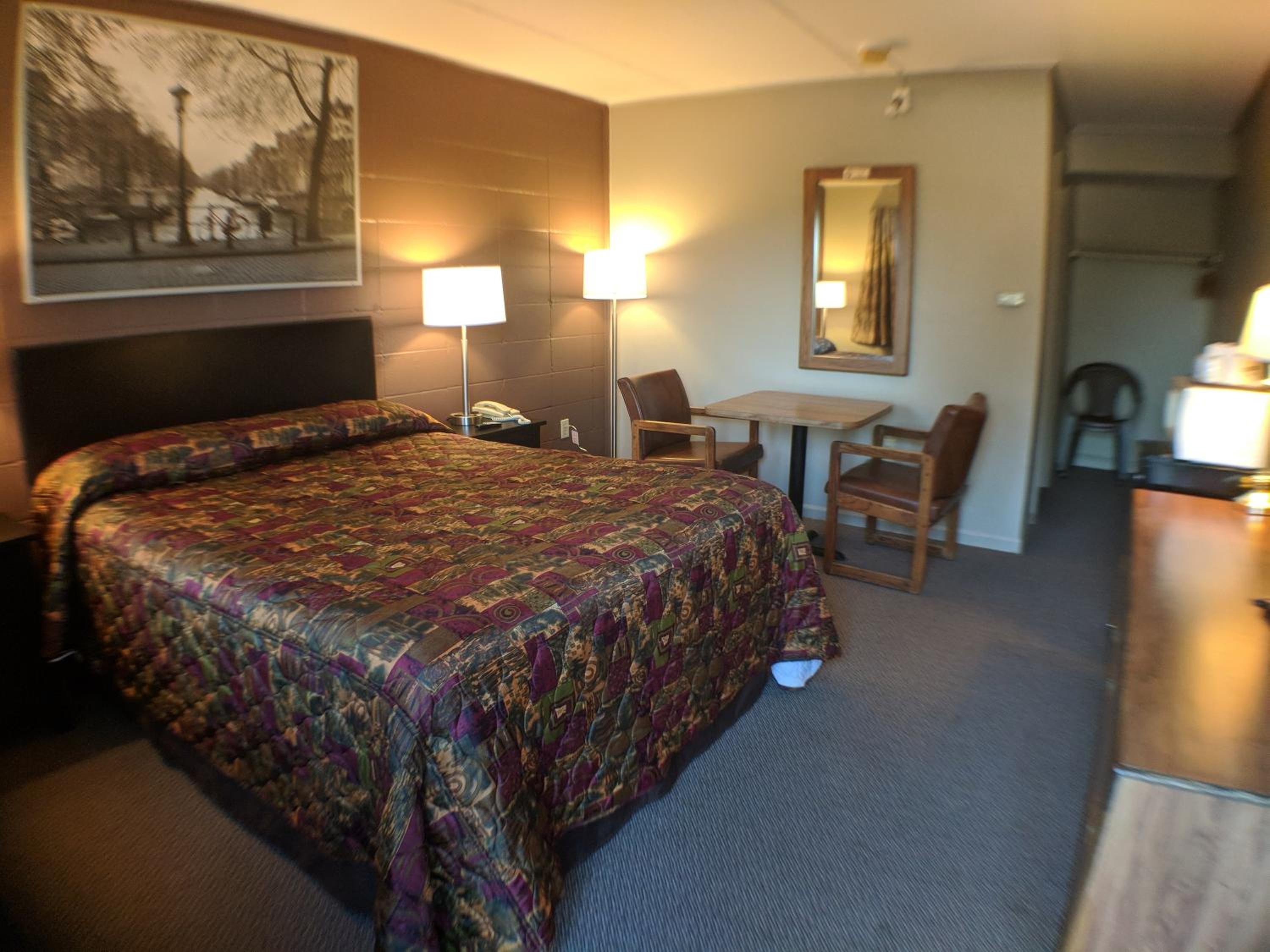 Queen Room - Non-Smoking - Photo 2