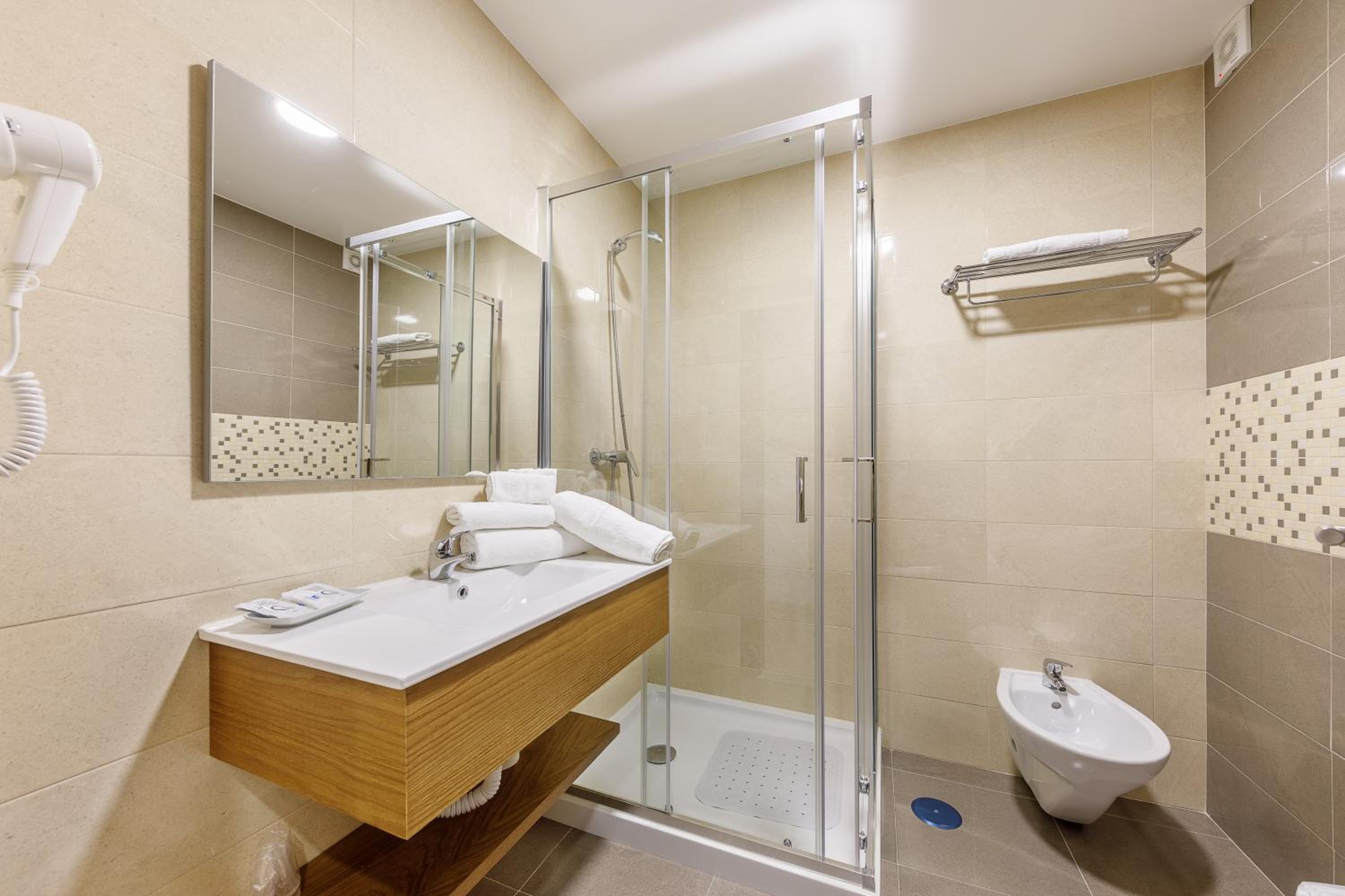 Double or Twin Room with Private Bathroom - Photo 6