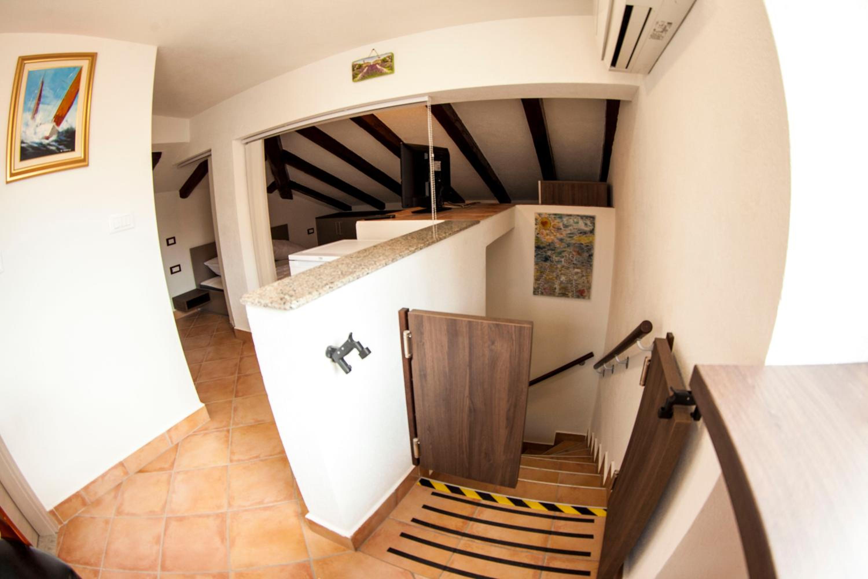 Studio Apartment - Photo 23