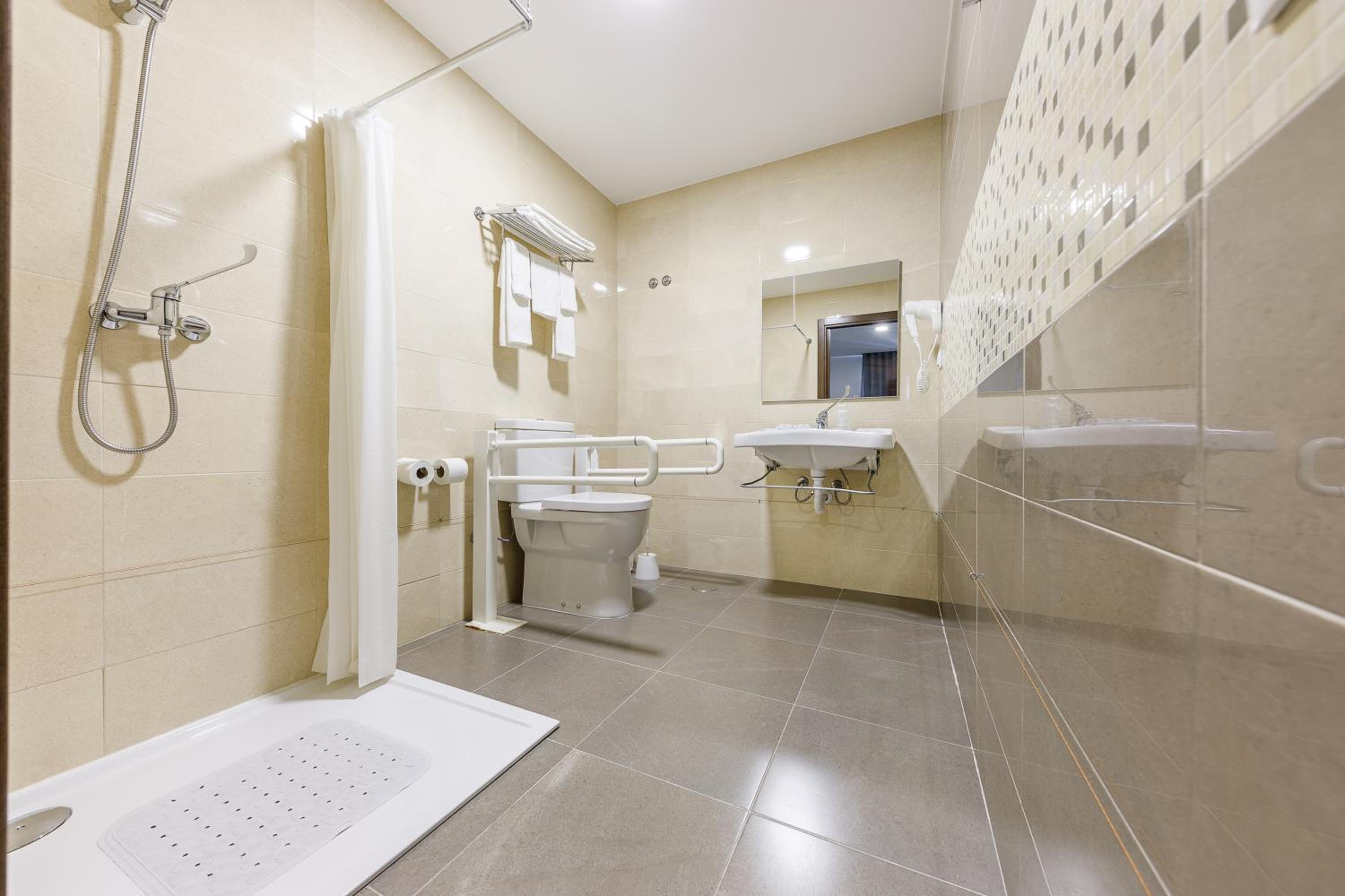 Queen Room - Disability Access - Photo 5