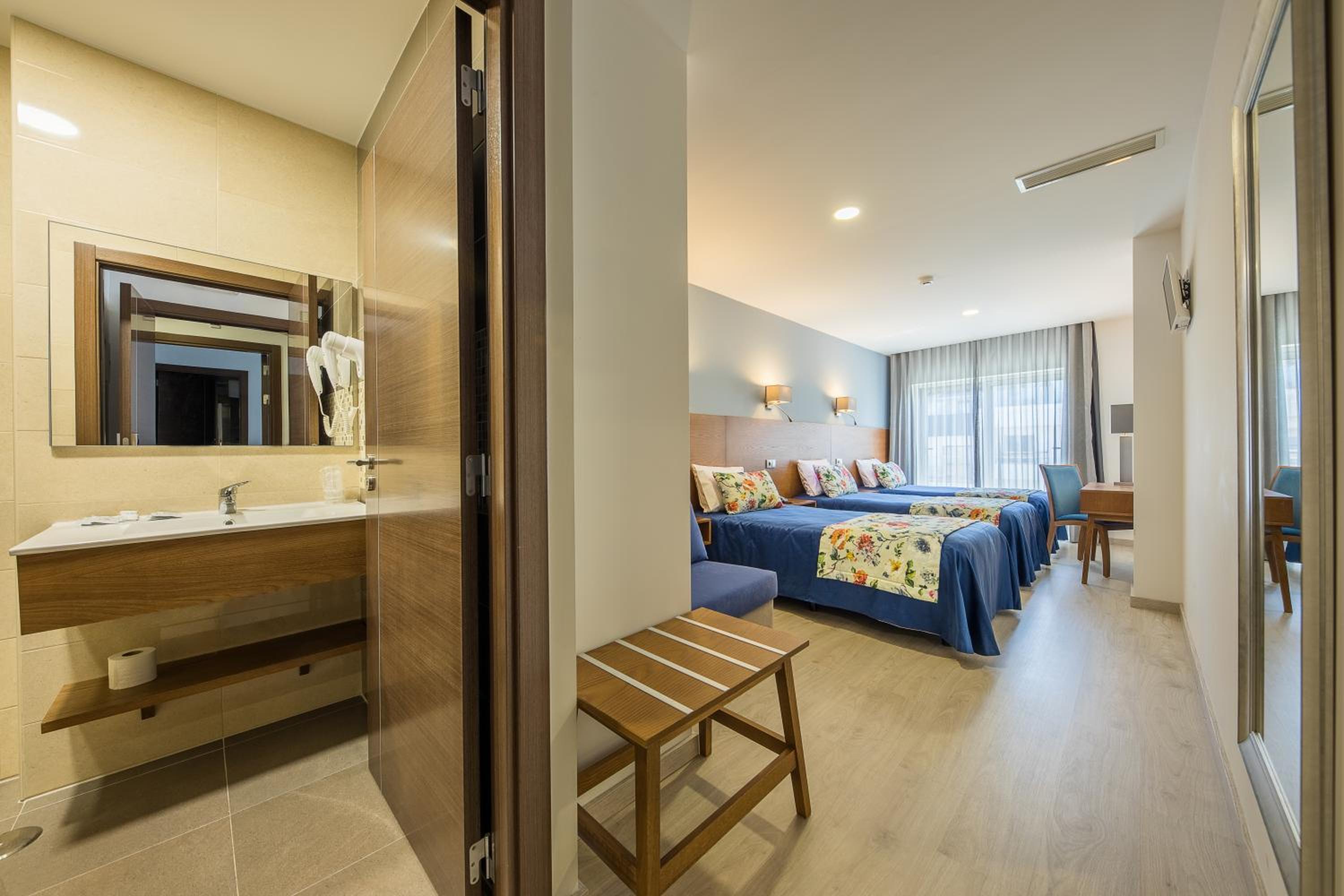 Triple Room with Bathroom - Photo 4
