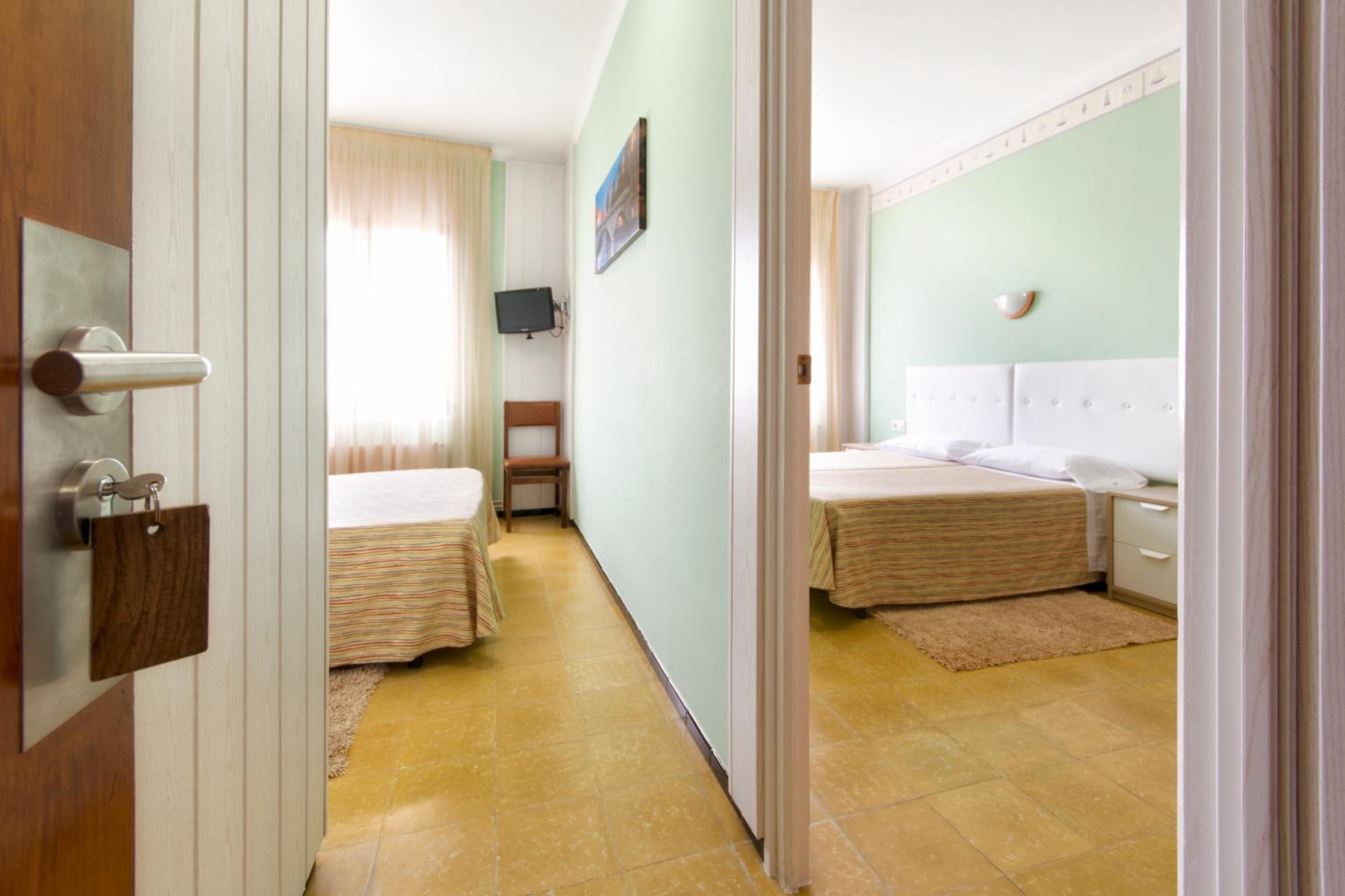 Quadruple Room - Photo 5