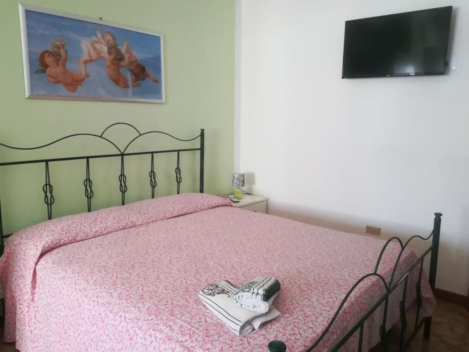 Double or Twin Room with Private Bathroom photo 2