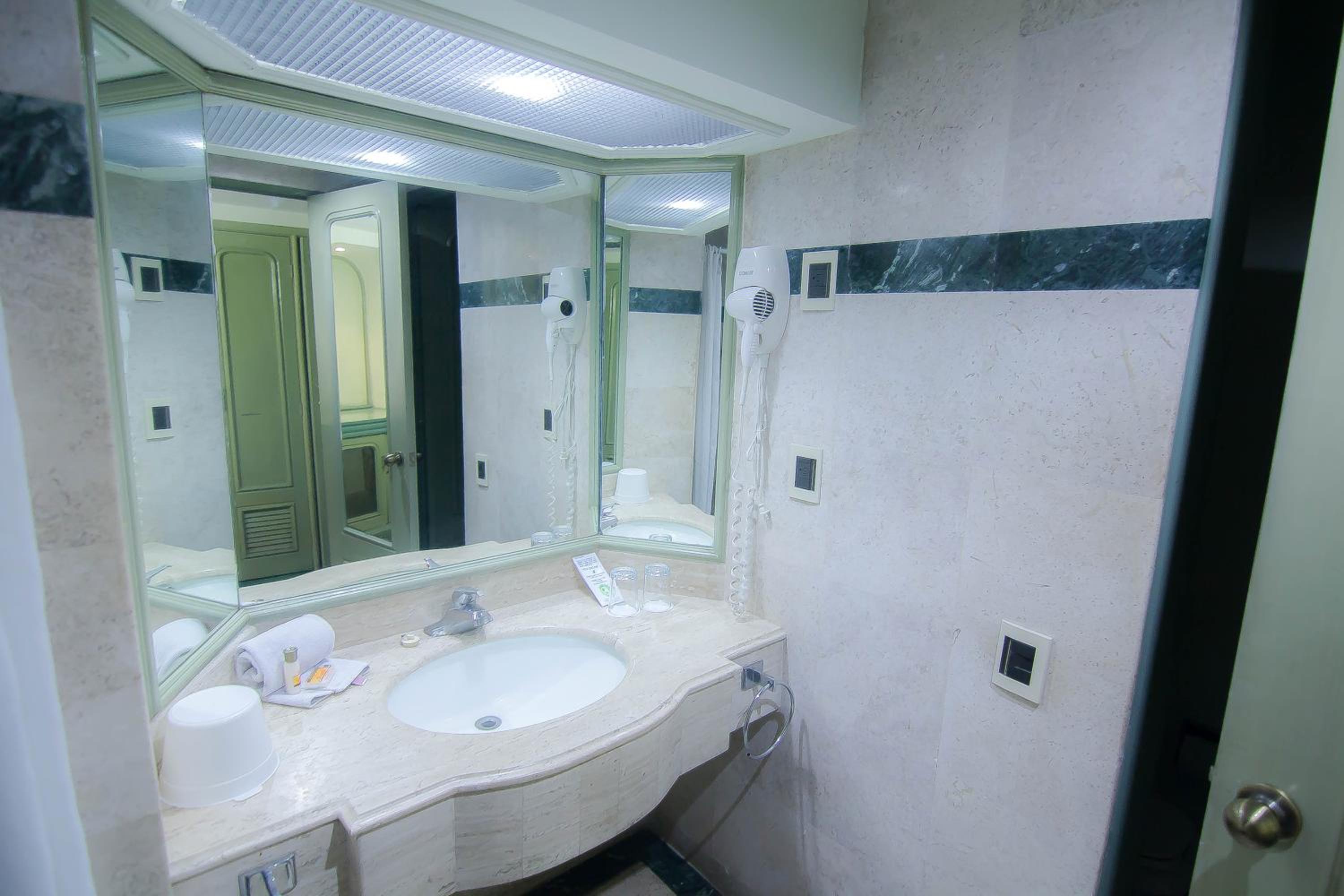 King Room - Non Smoking - Photo 5