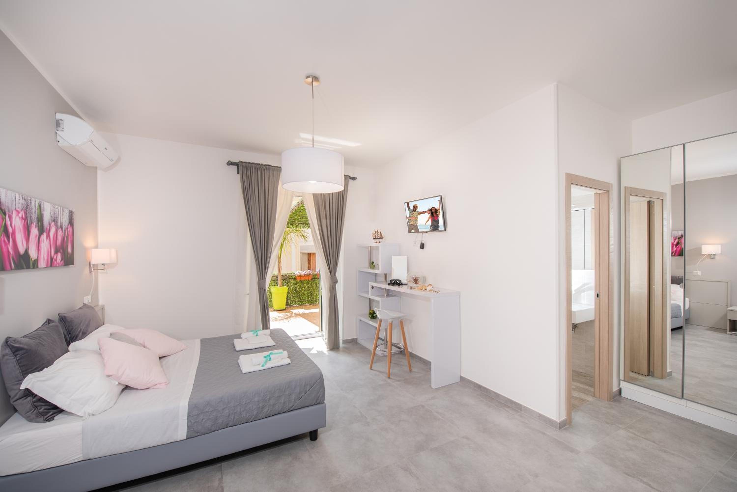 Deluxe Double Room with Balcony photo 1