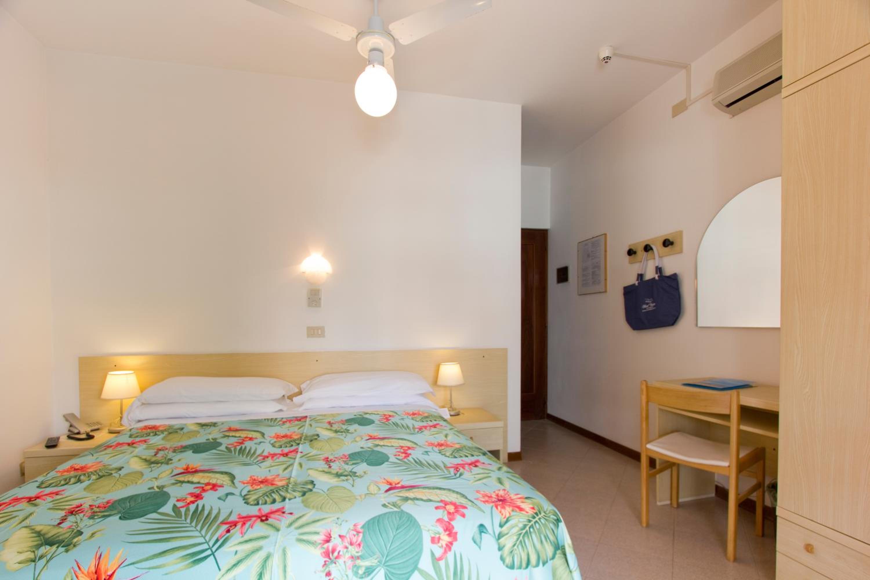 Double Room with Balcony - Photo 4