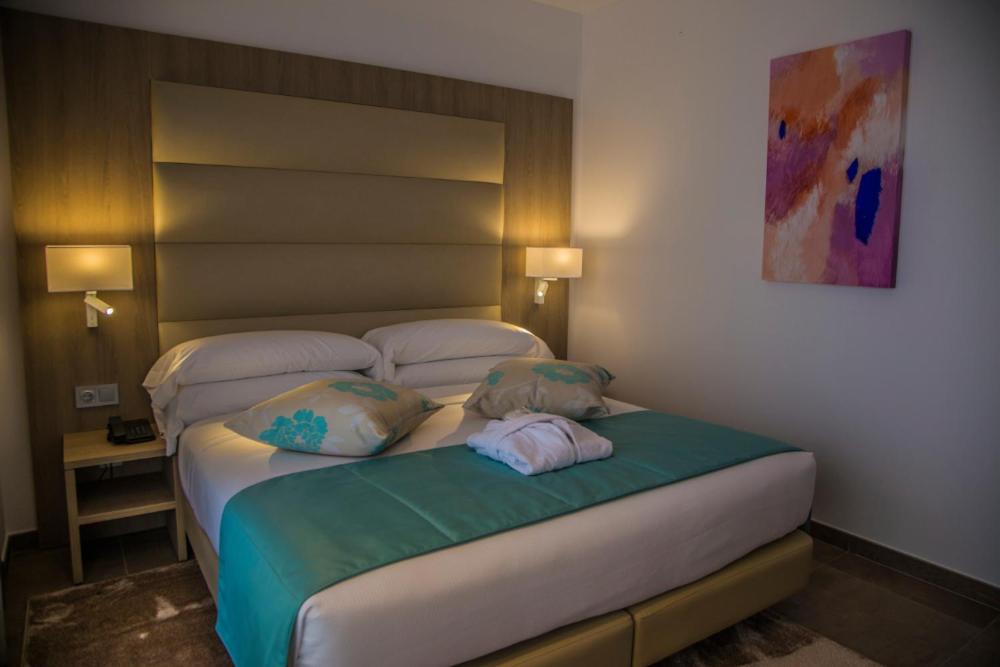 Deluxe Double Room with Balcony and Sea View photo 2