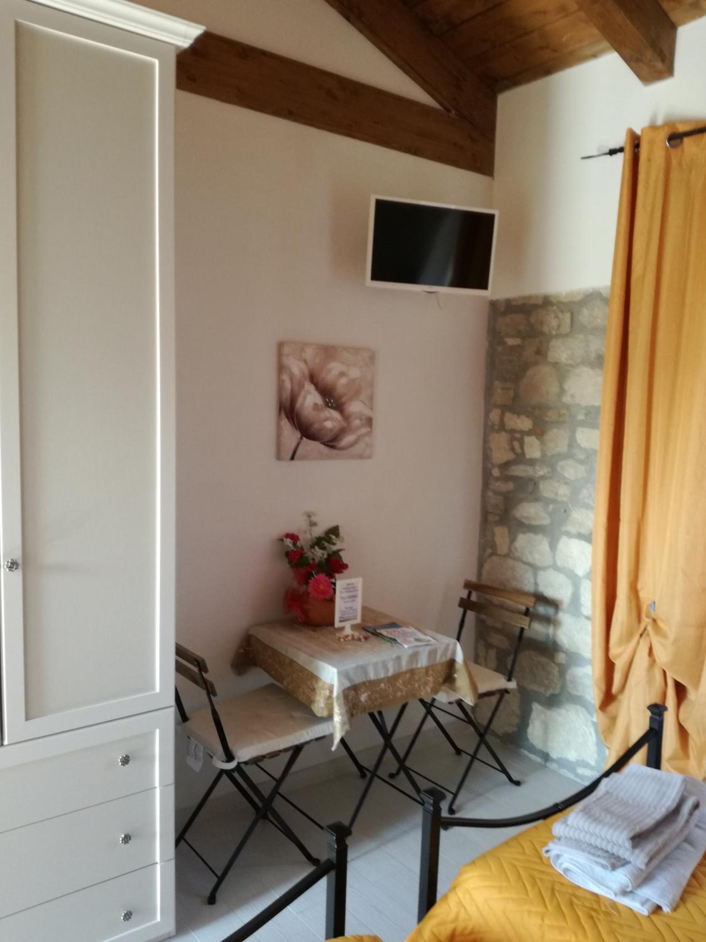 Double or Twin Room with Private Bathroom - Photo 6