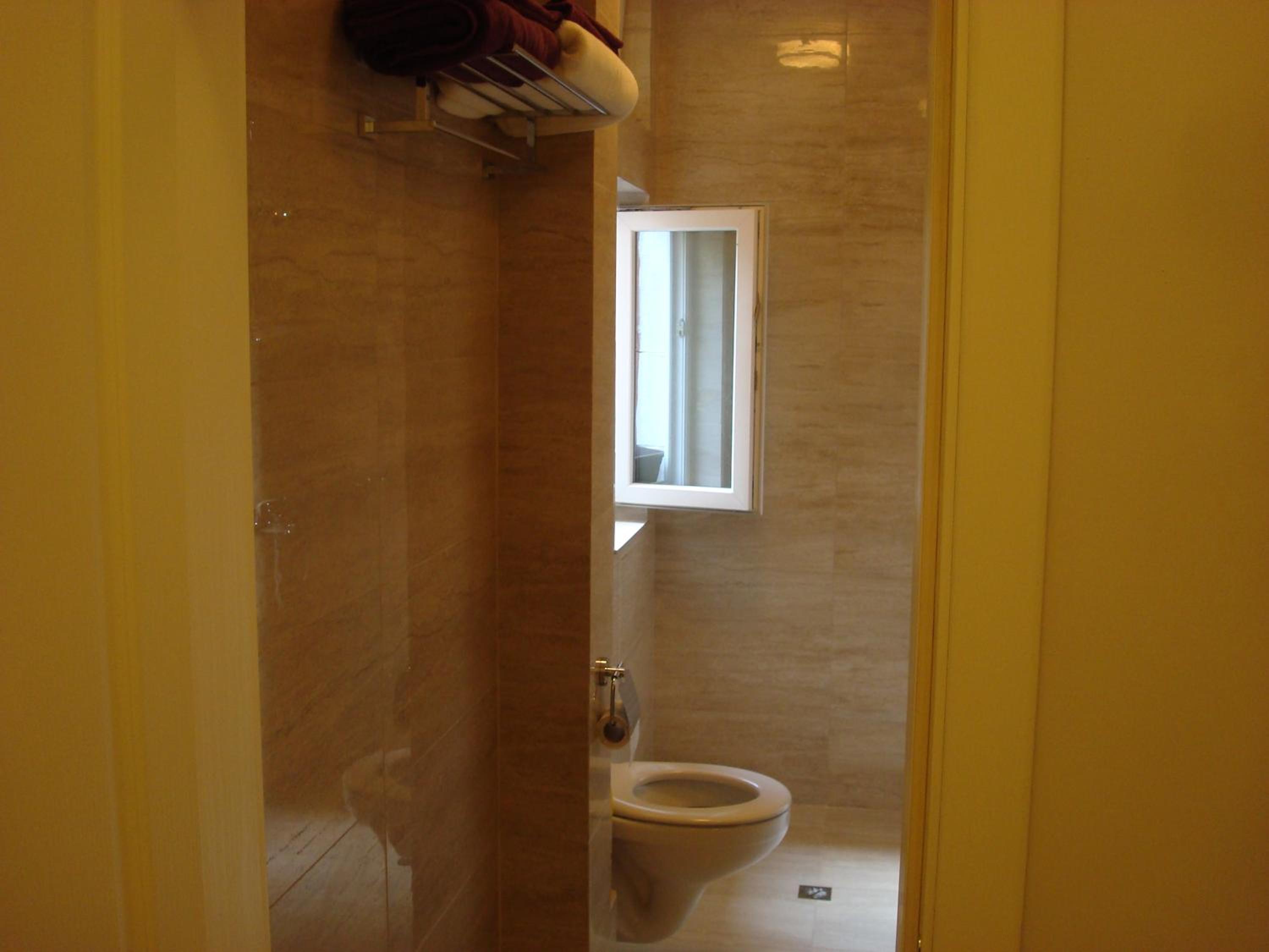 Apartment with Balcony - Photo 9