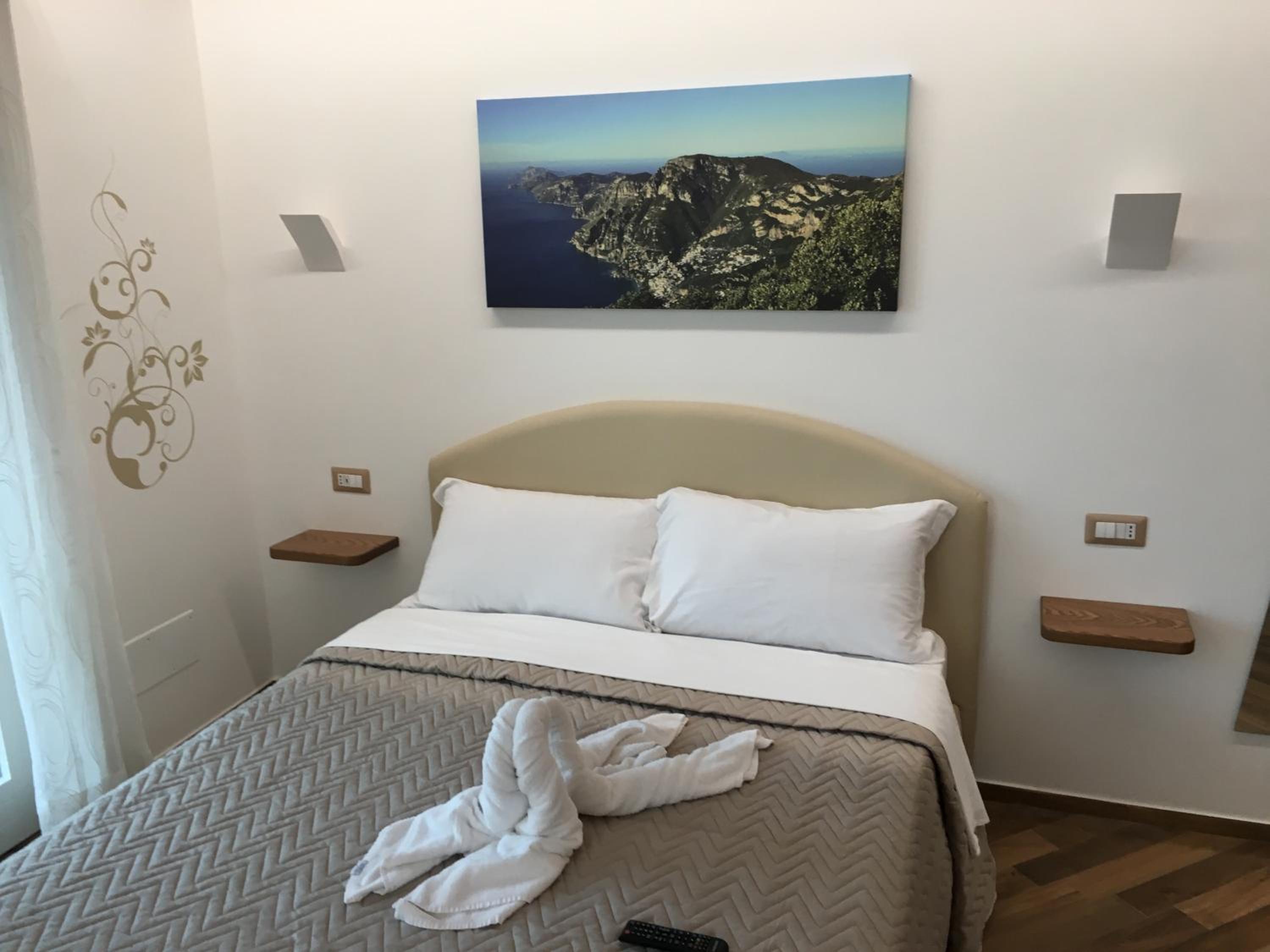 Deluxe Room (2 Adults + 1 Child) - Photo 6