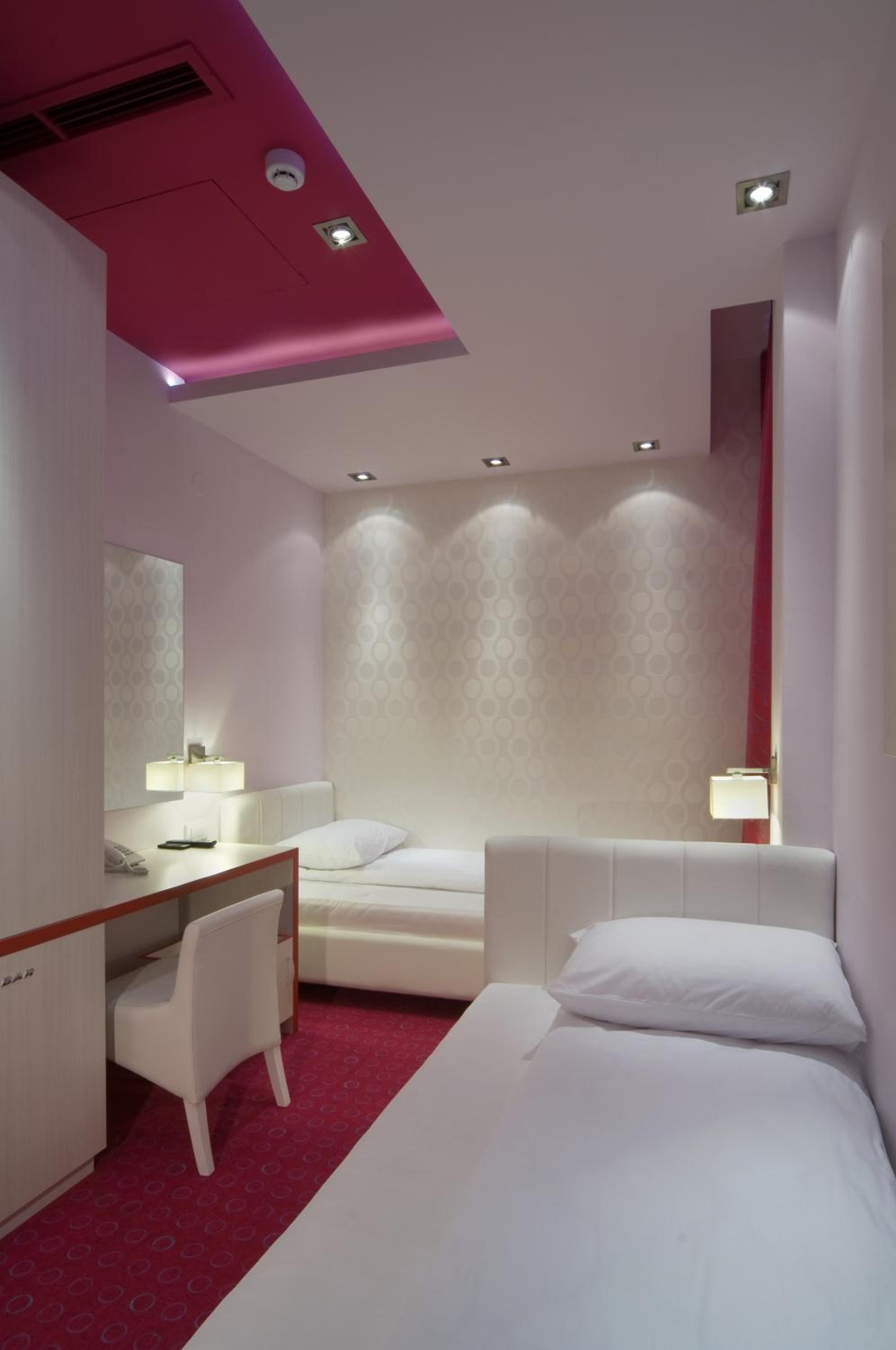 Twin Room - Photo 2