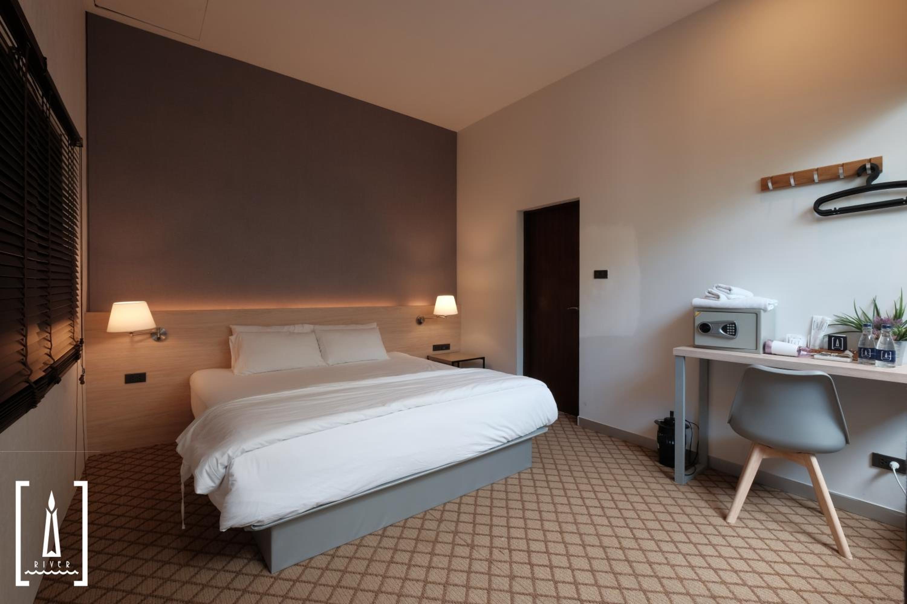Suite with River View (street side)