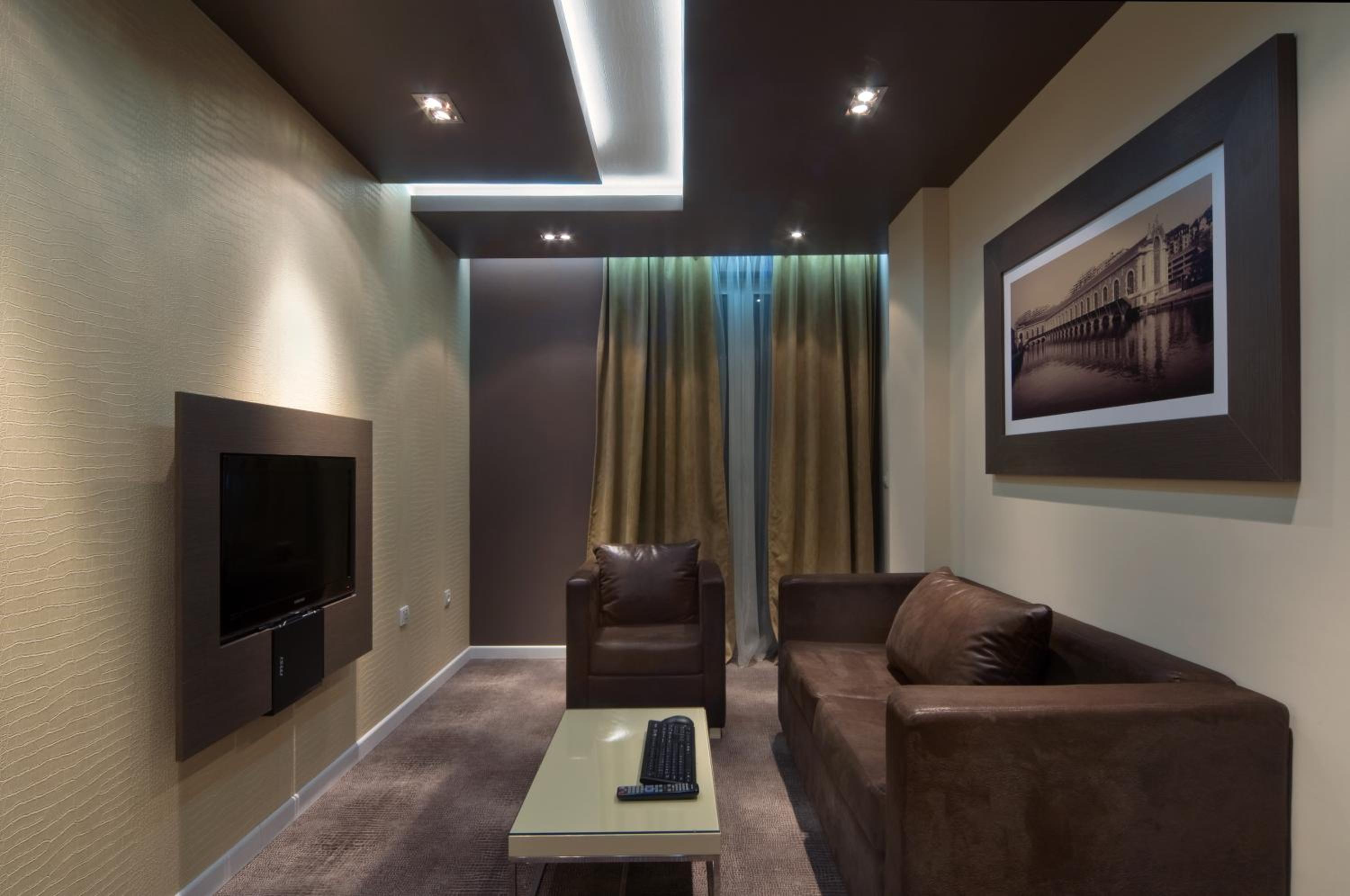 One-Bedroom Suite with Balcony - Photo 2