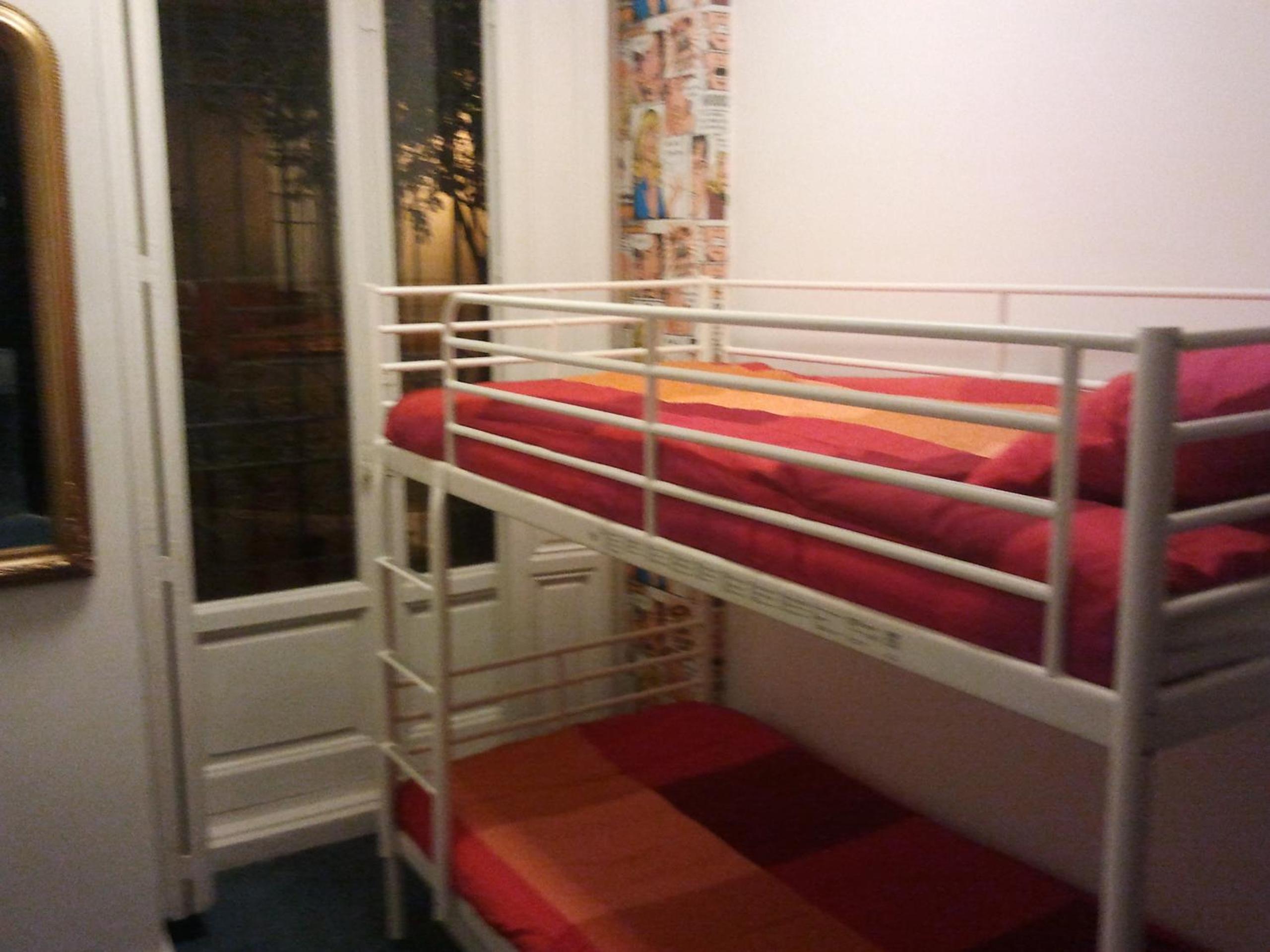 Cama Individual en Dormitorio Compartido de 4 Camas Mixto