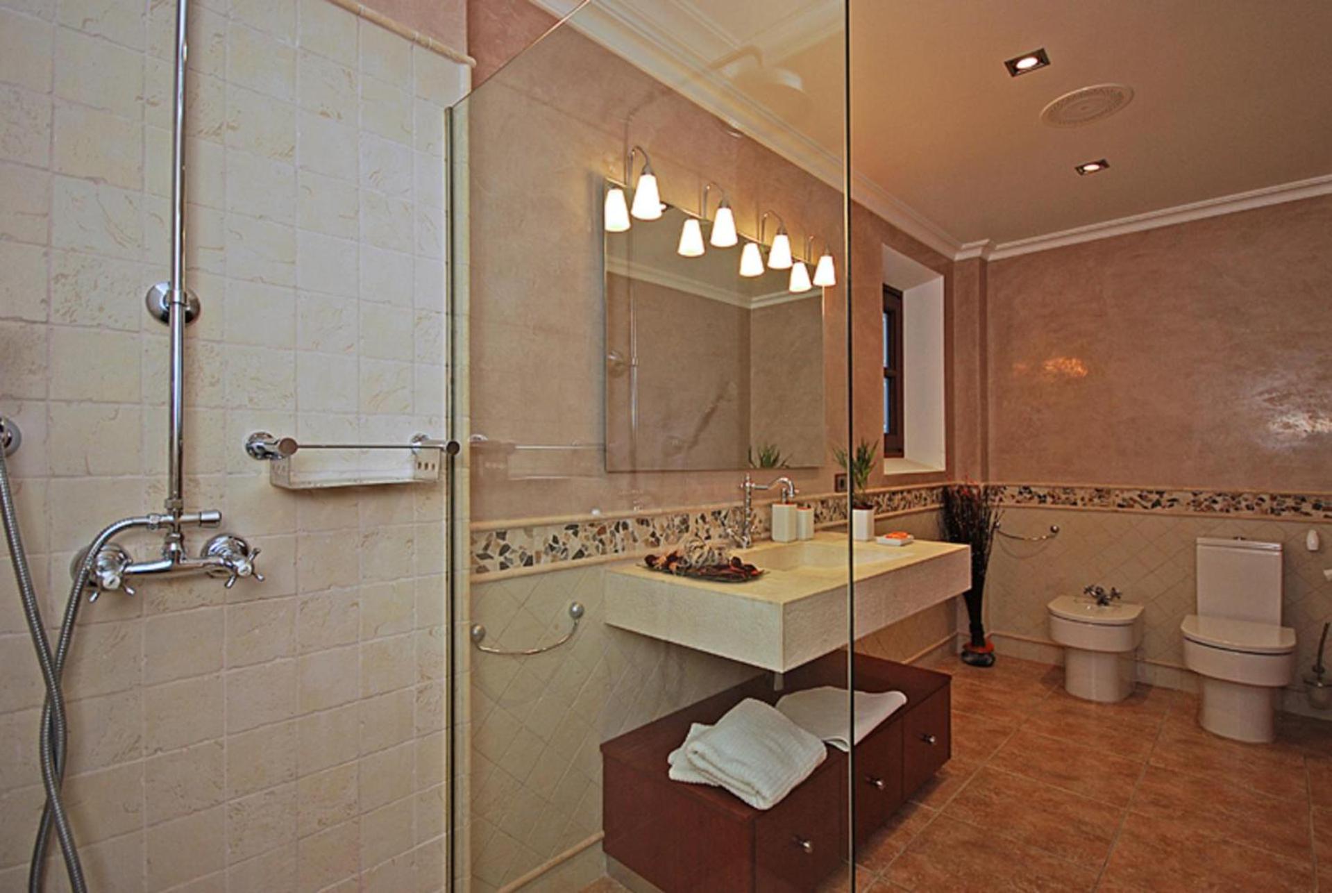 Eight-Bedroom Holiday Home photo 3