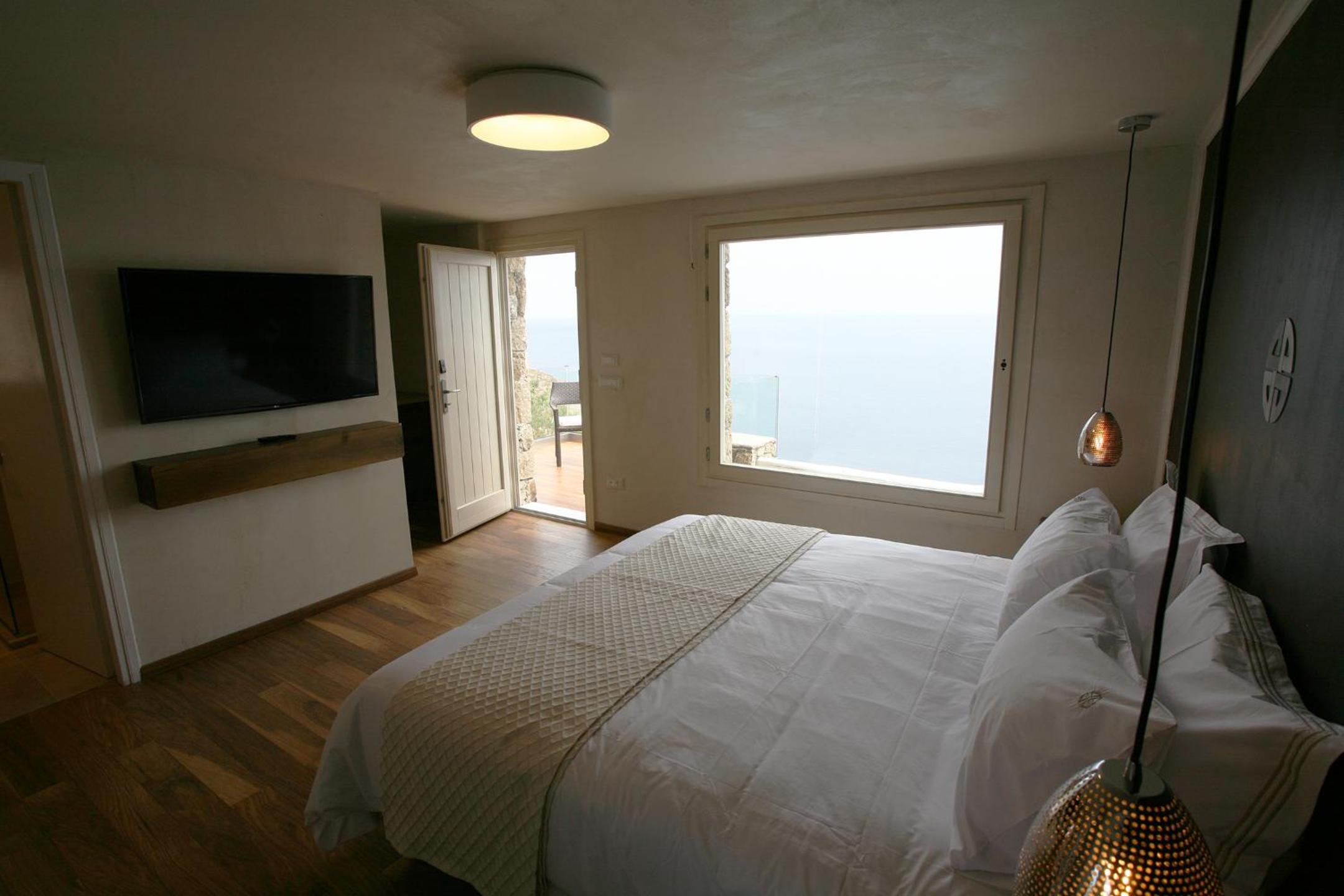 Ether Double Deluxe with Sea View and outdoor Jacuzzi