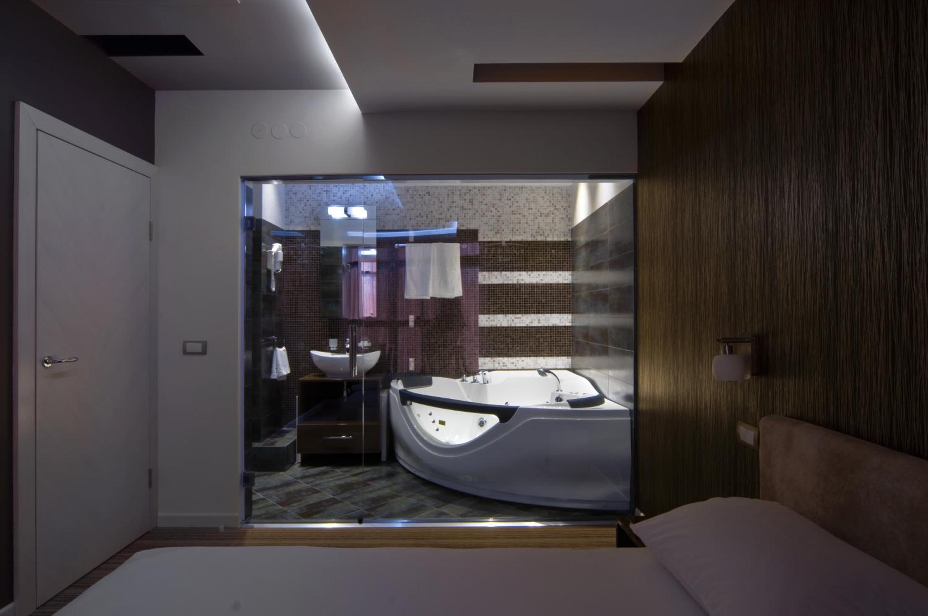 Comfort One-Bedroom Suite - Photo 9