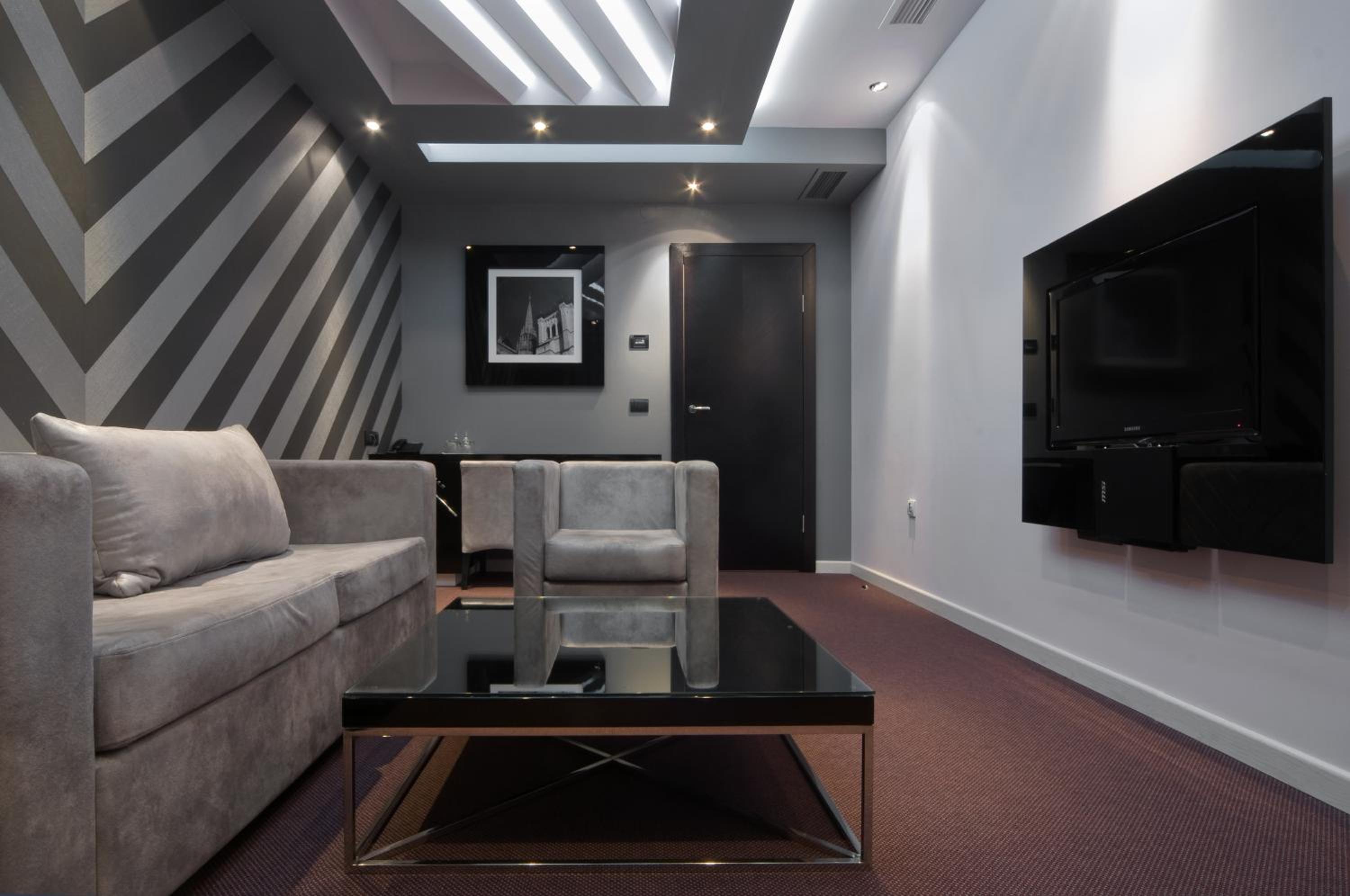 One-Bedroom Suite with Balcony - Photo 4