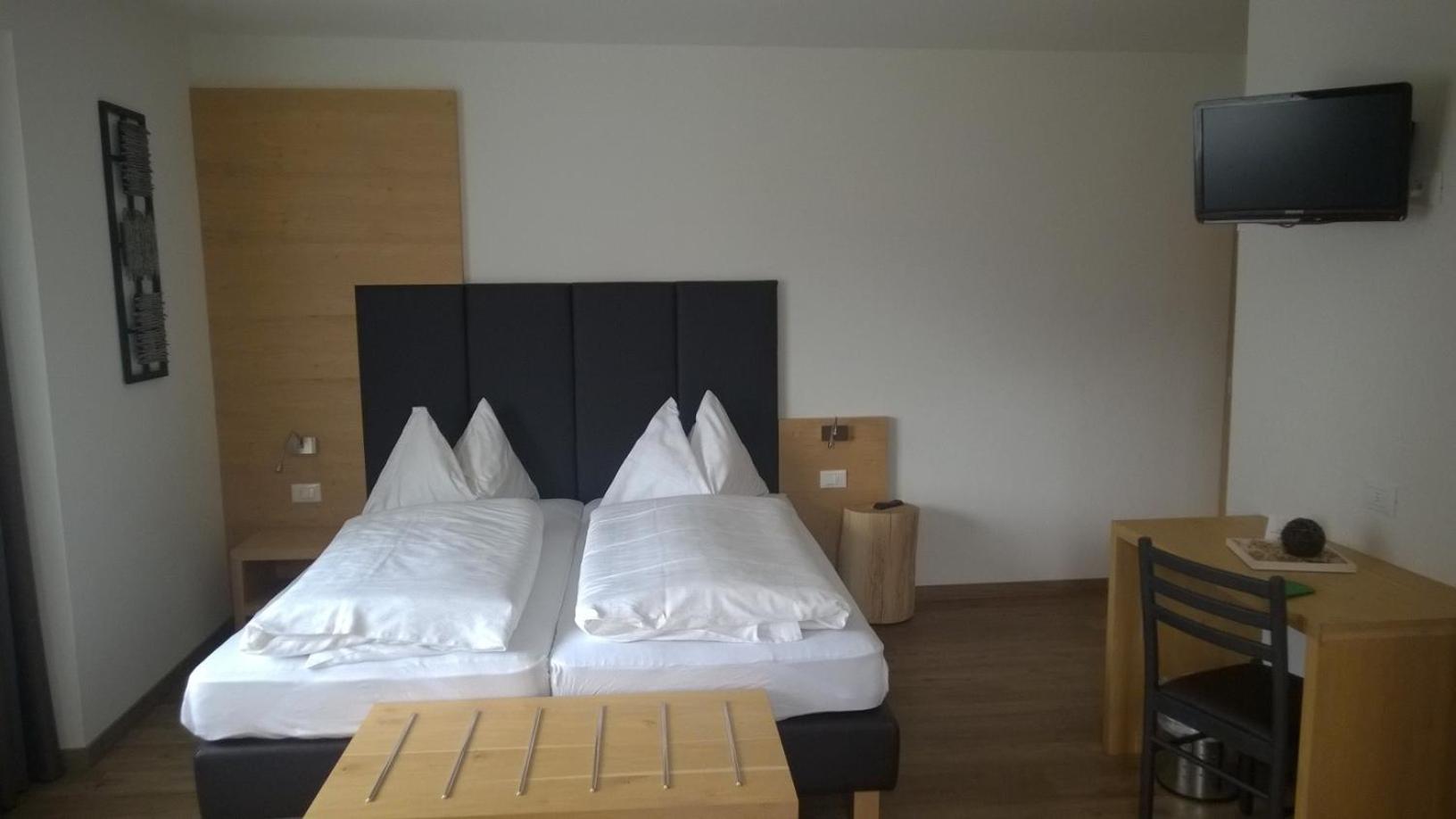Classic Double or Twin Room with Balcony - Photo 4