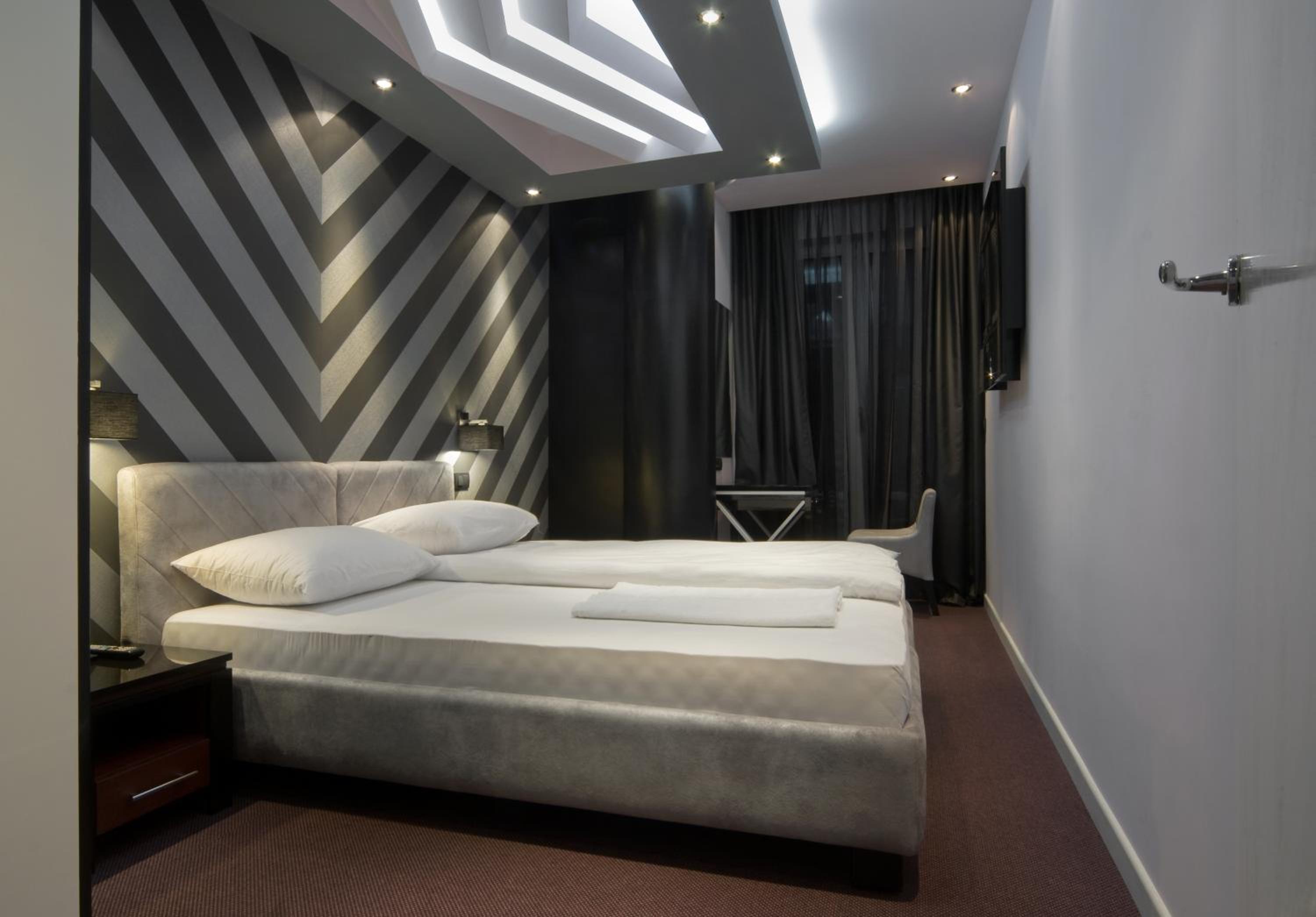 One-Bedroom Suite with Balcony - Photo 3