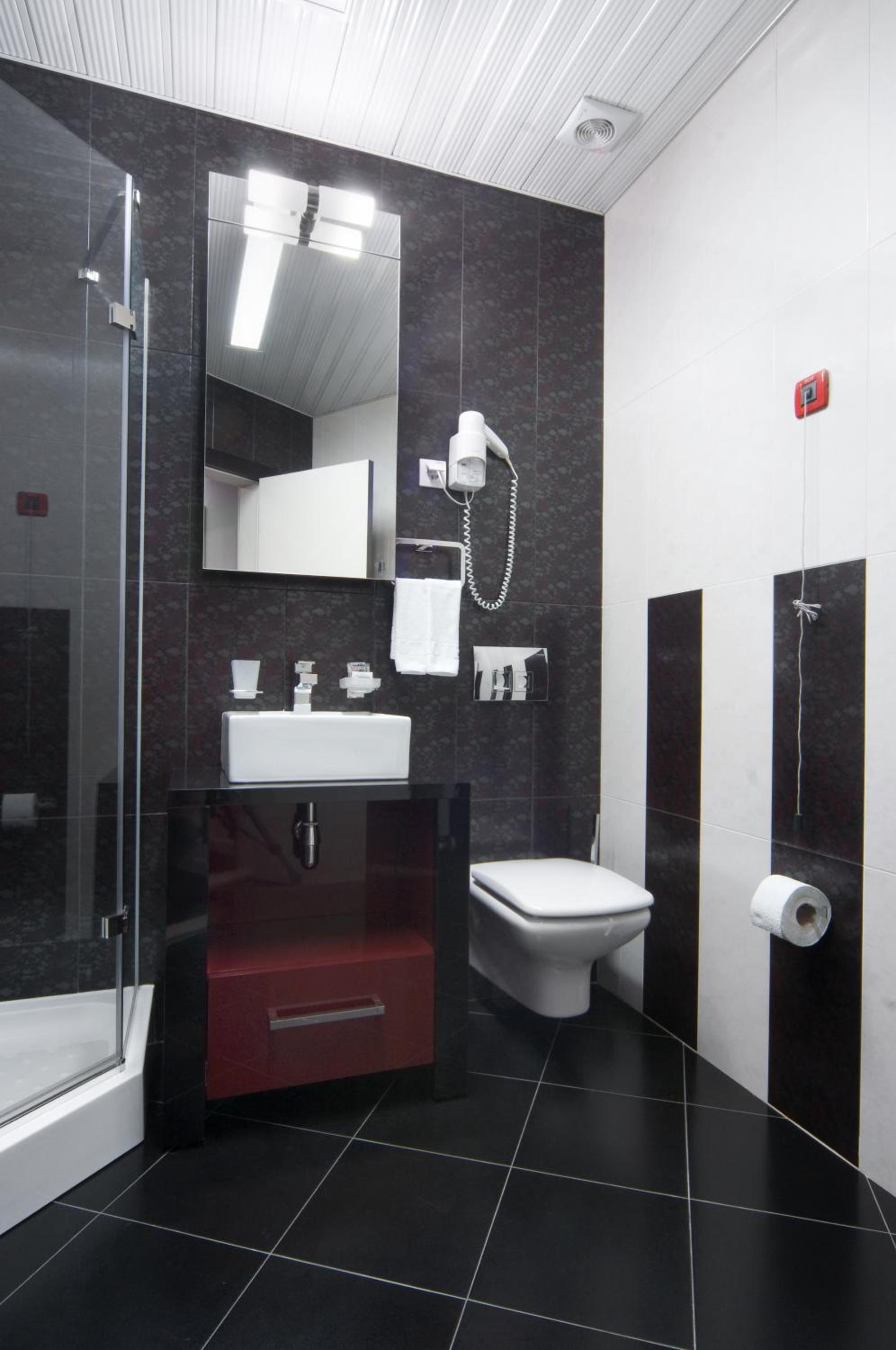 One-Bedroom Suite with Balcony - Photo 6
