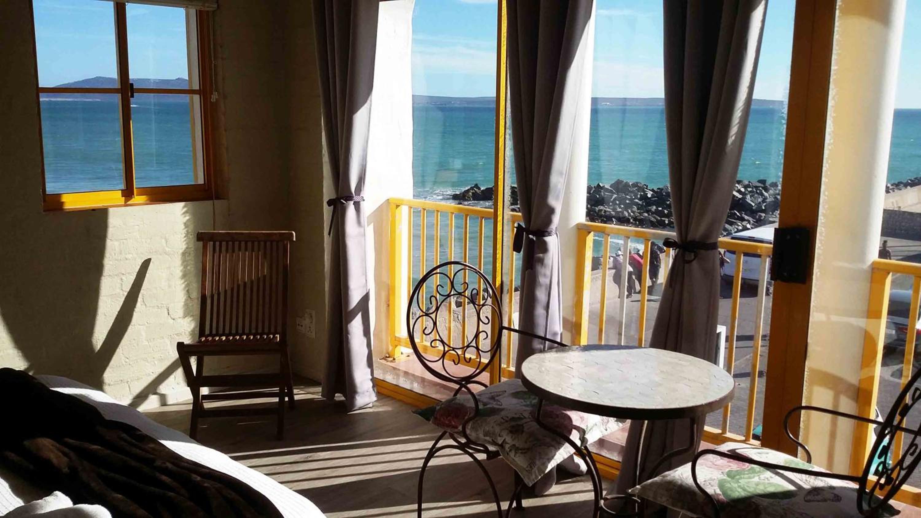 Queen Suite with Sea View - Photo 21