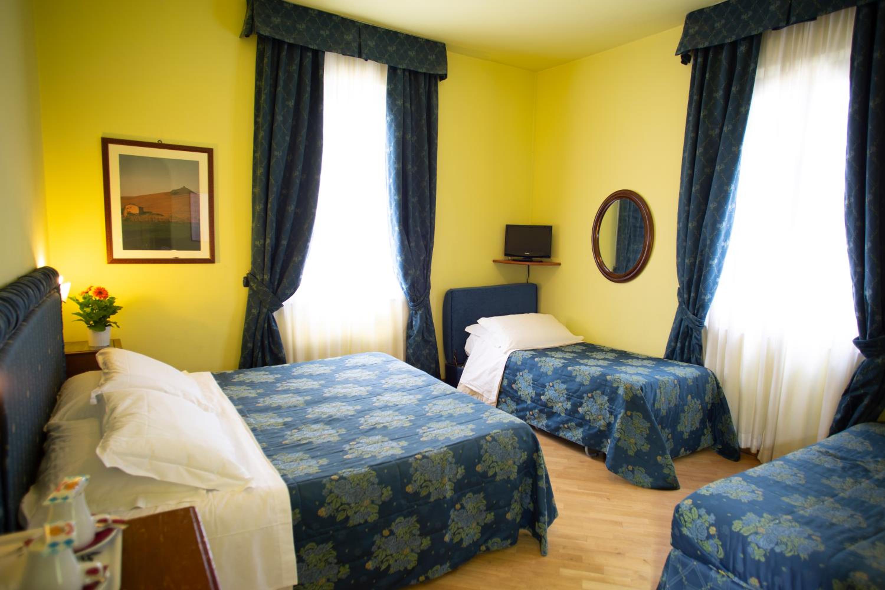 Quadruple Room with Street View - Photo 1