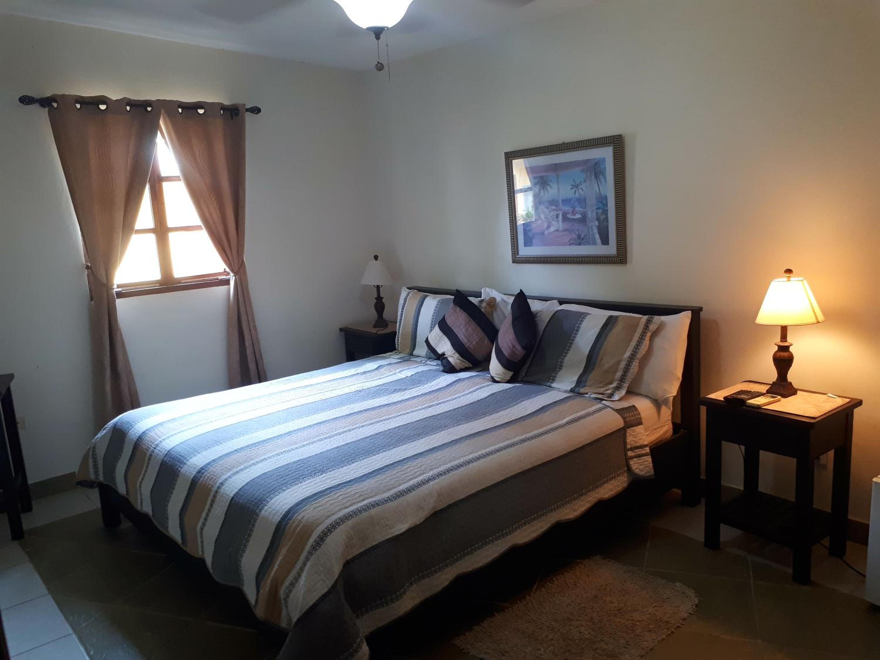 King Room With Shared Bathroom photo 3
