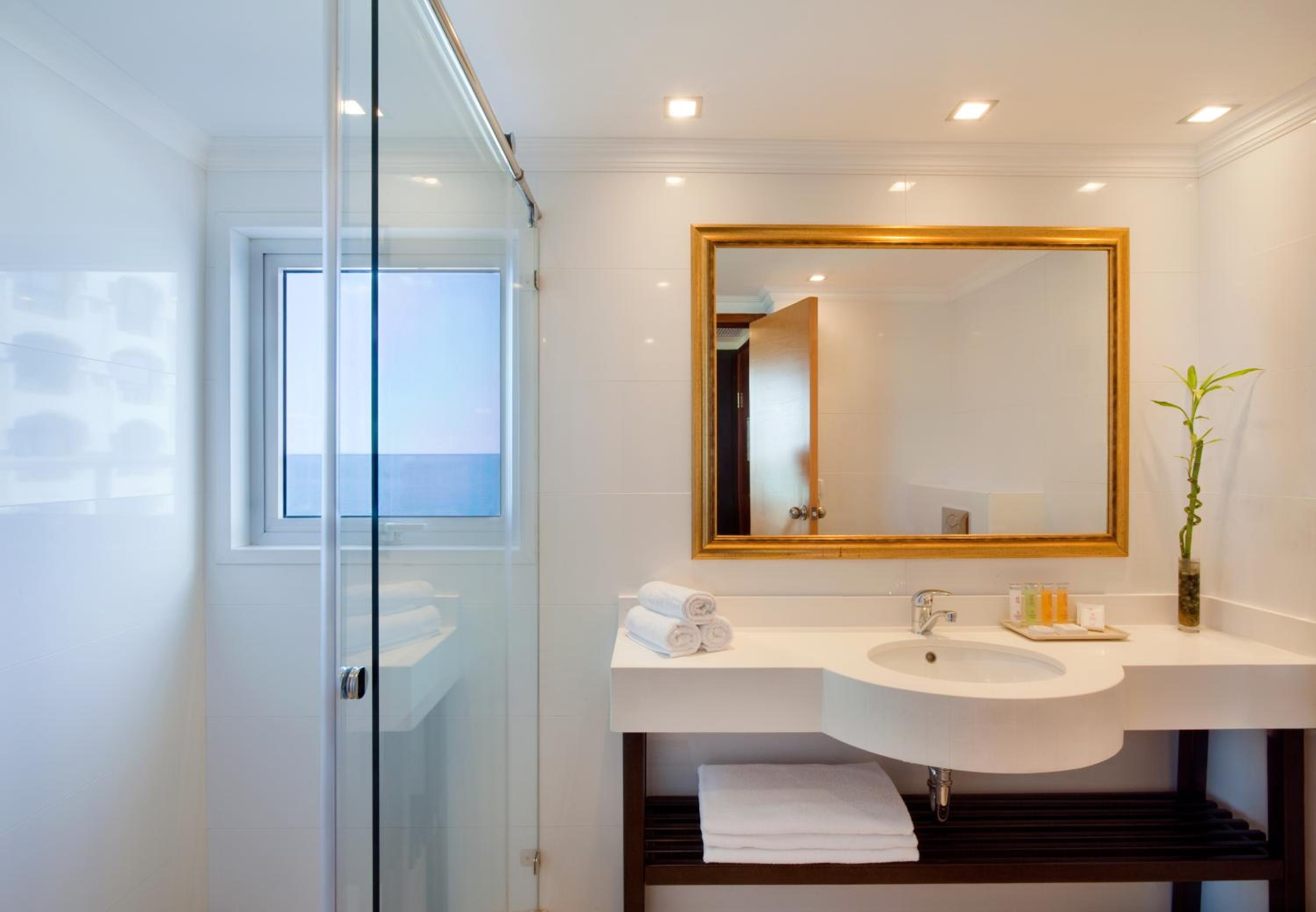 Deluxe Double Room with Balcony - Photo 3