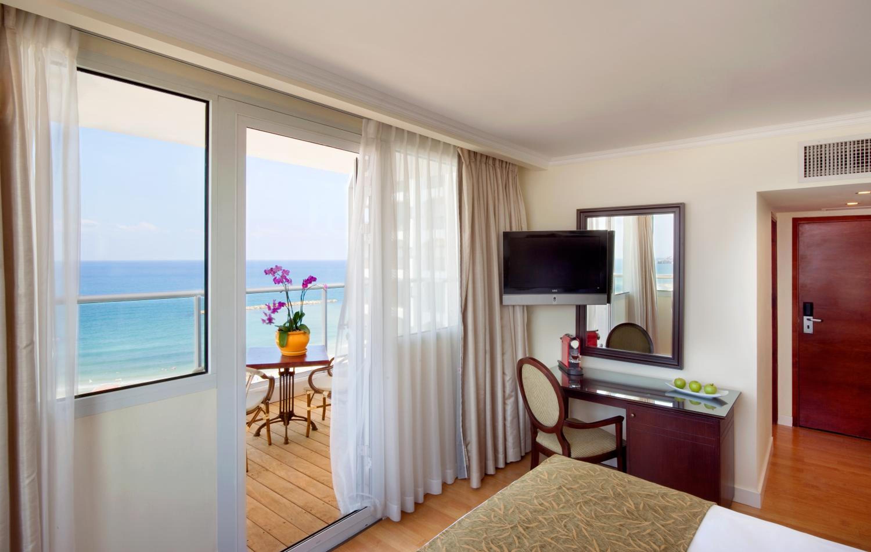 Deluxe Double Room with Balcony - Photo 4