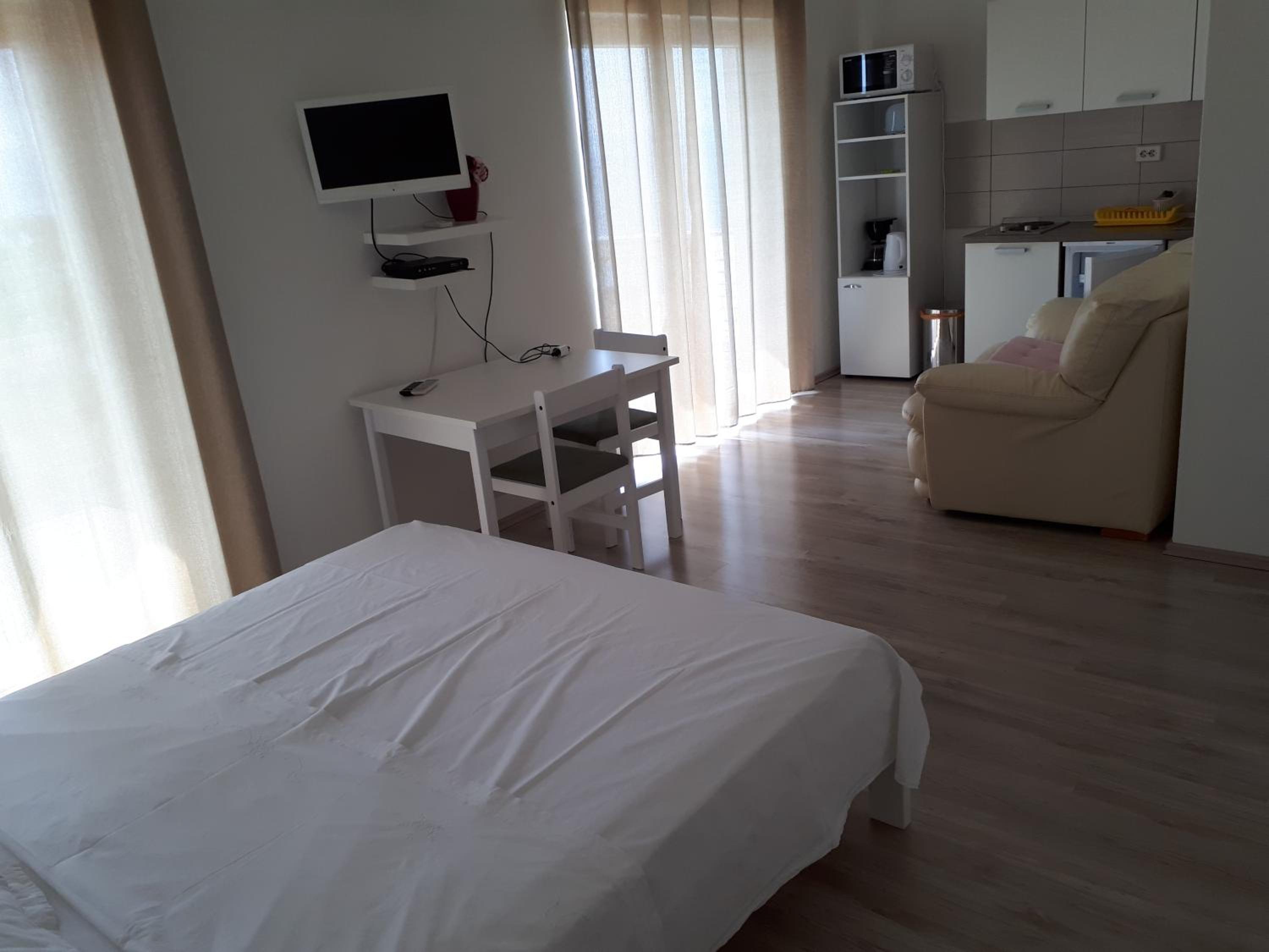 Apartment with Balcony - Photo 9