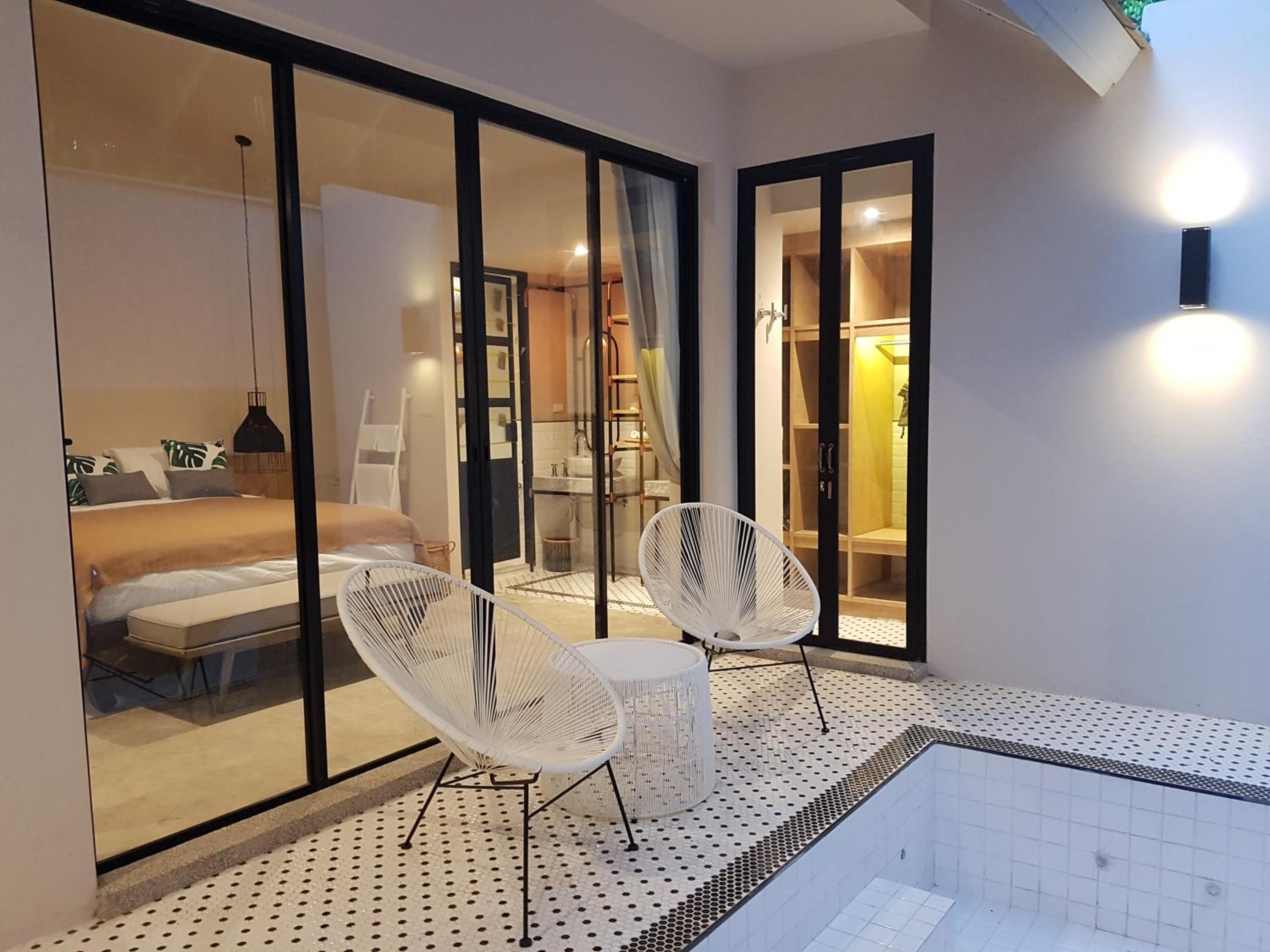 Deluxe Room with Jacuzzi - Photo 3