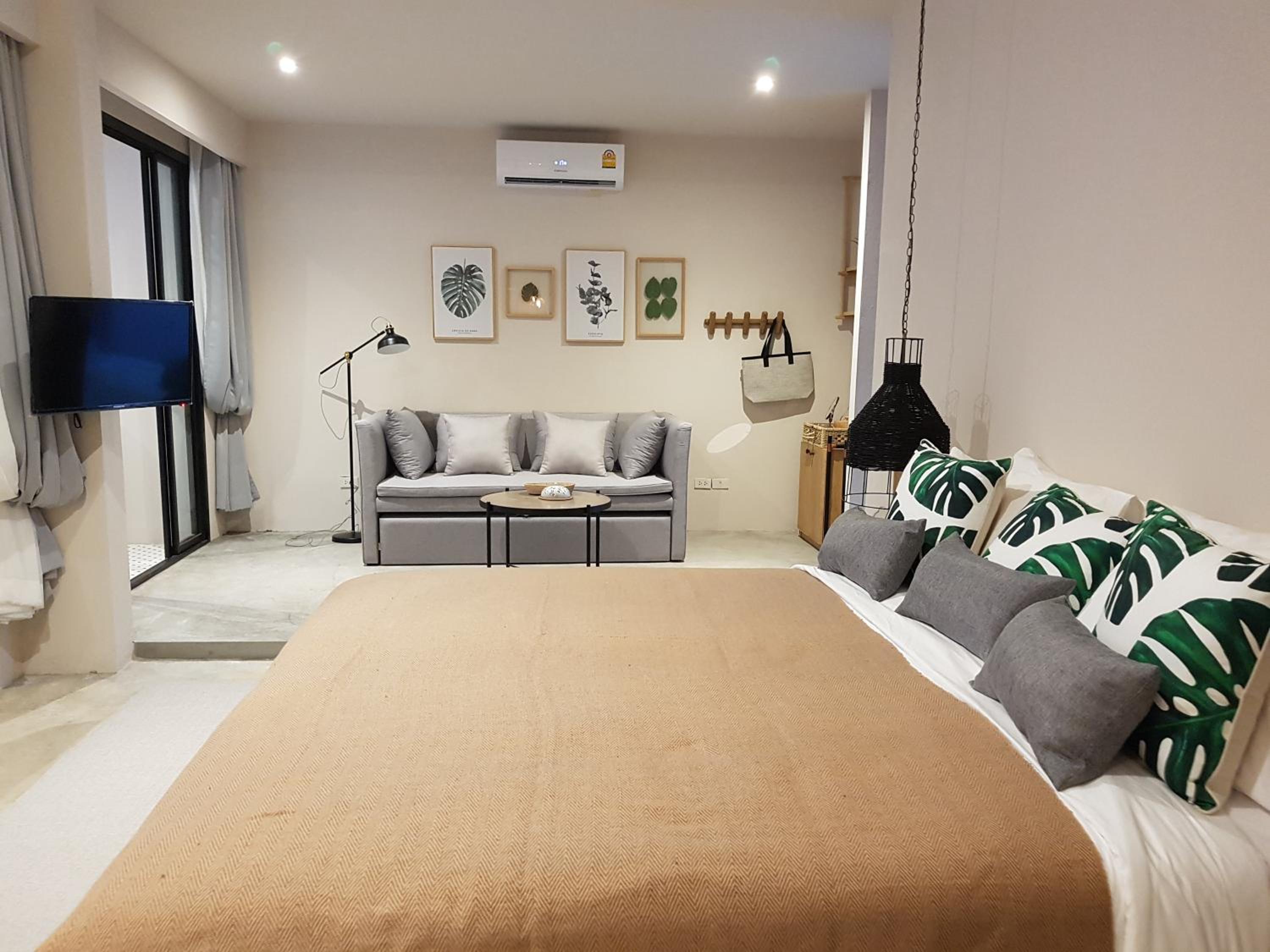 Deluxe Room with Jacuzzi - Photo 1