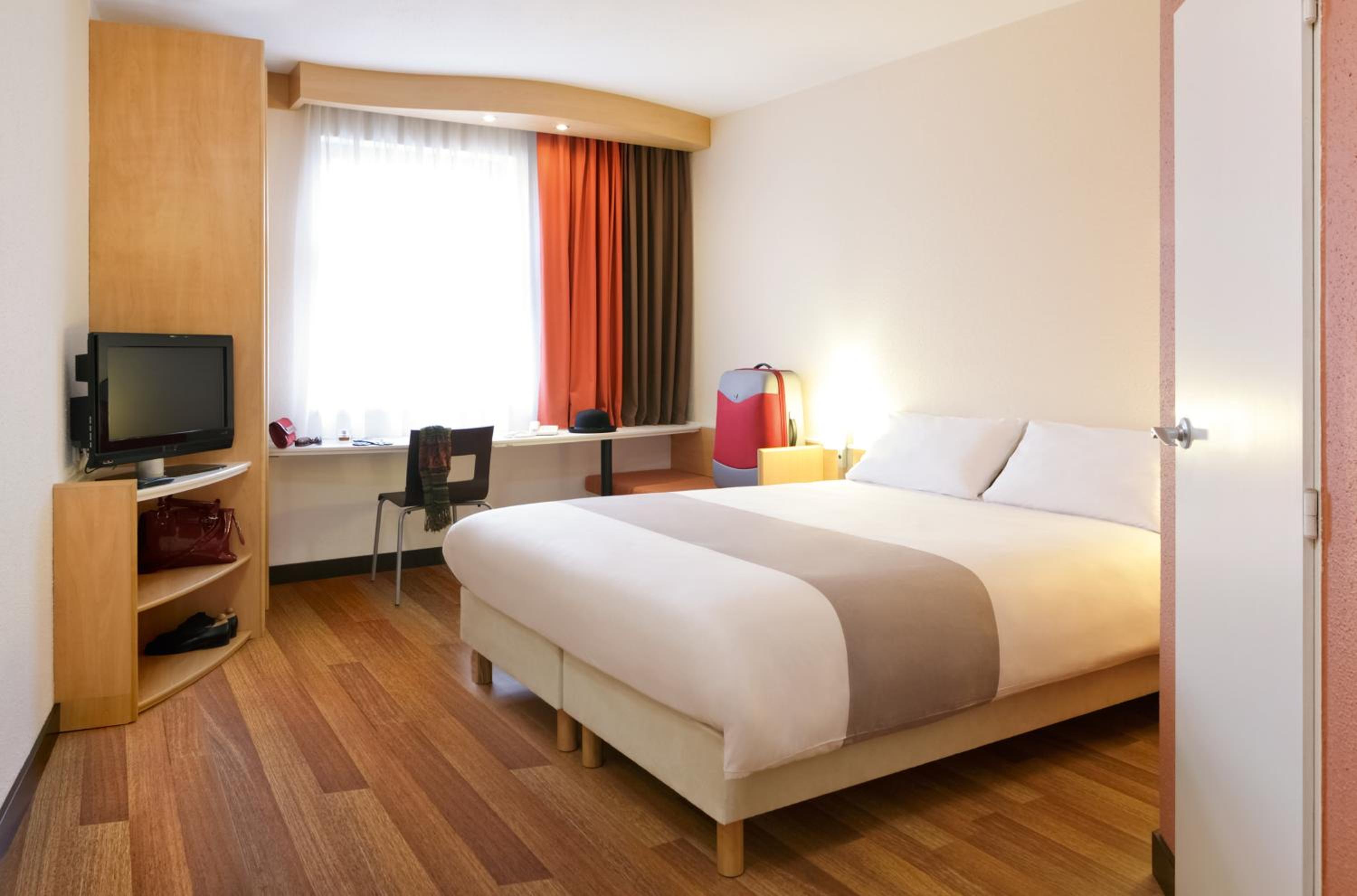 Room with 1 double bed photo 1