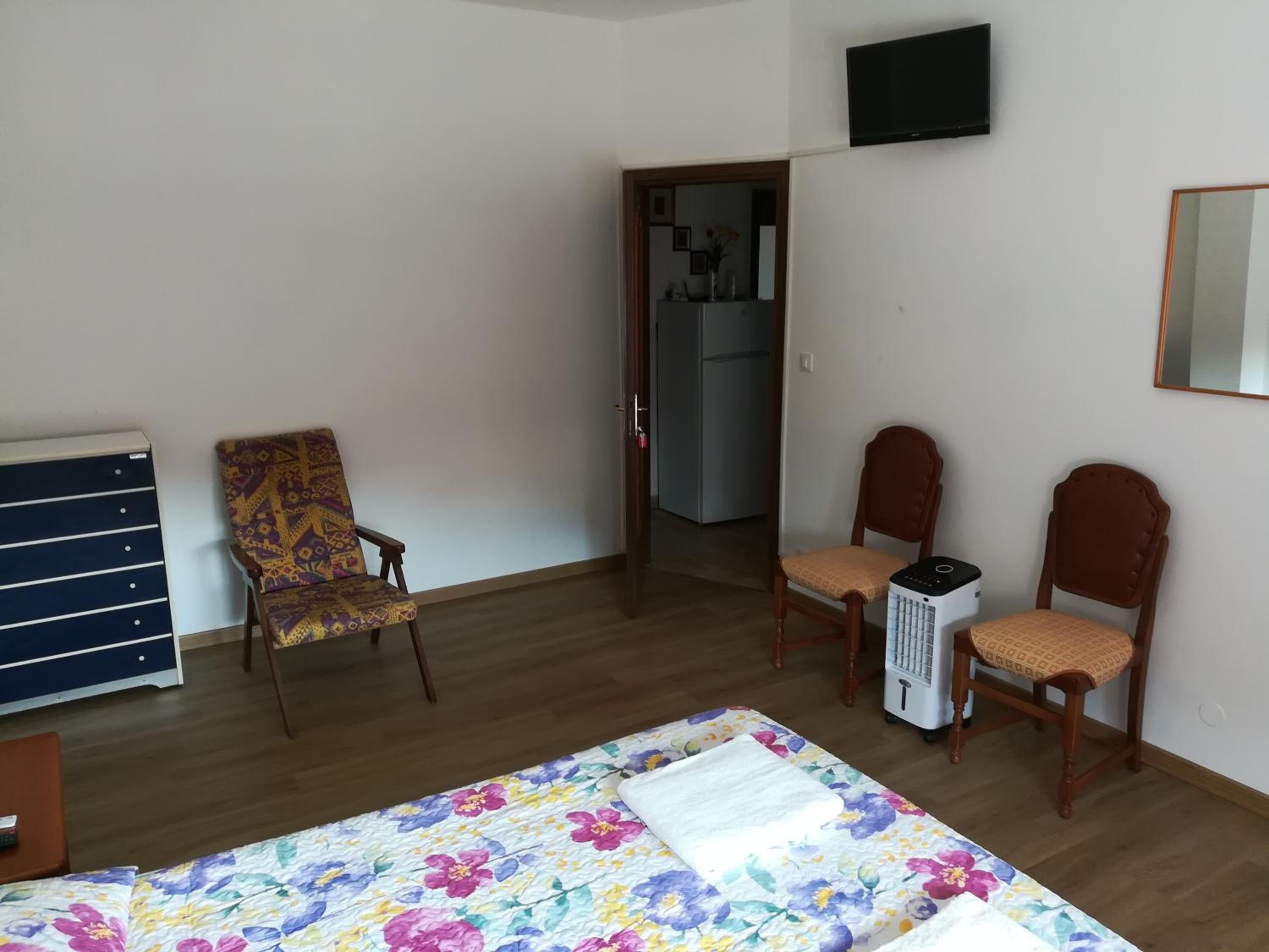 Basic Triple Room with Shared Bathroom photo 2