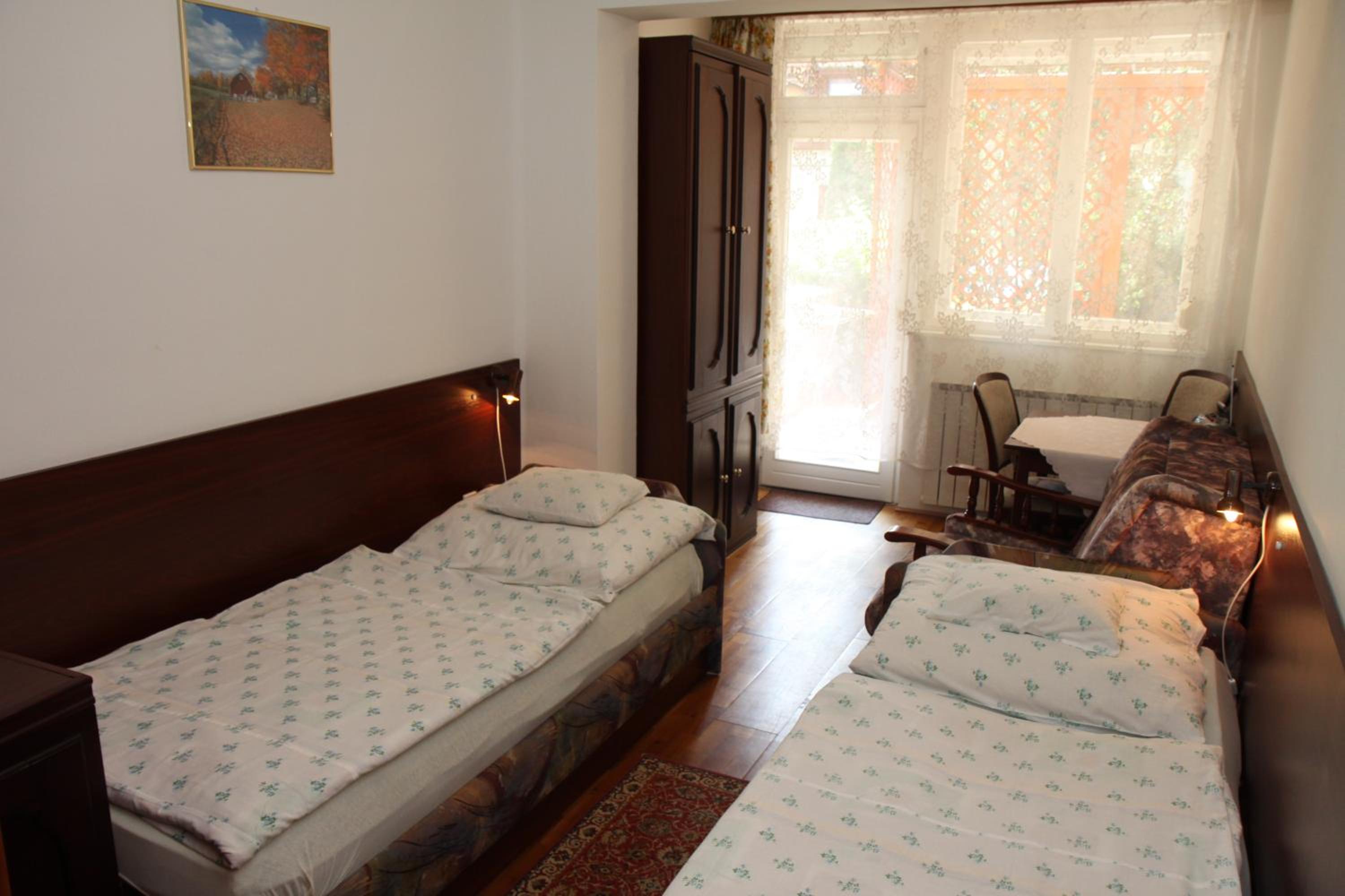 Twin Room with Private Bathroom photo 2
