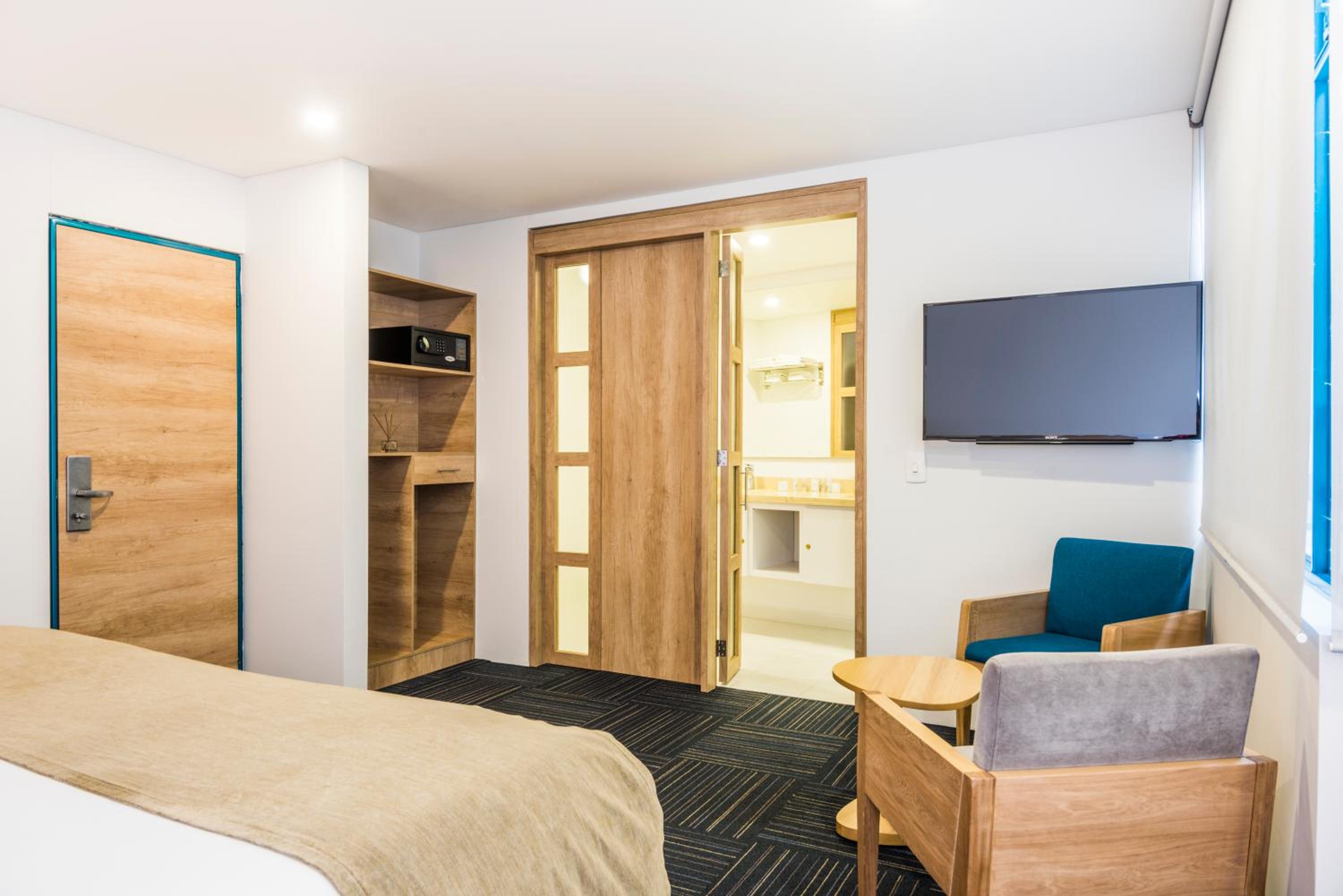 Deluxe King Room photo 2