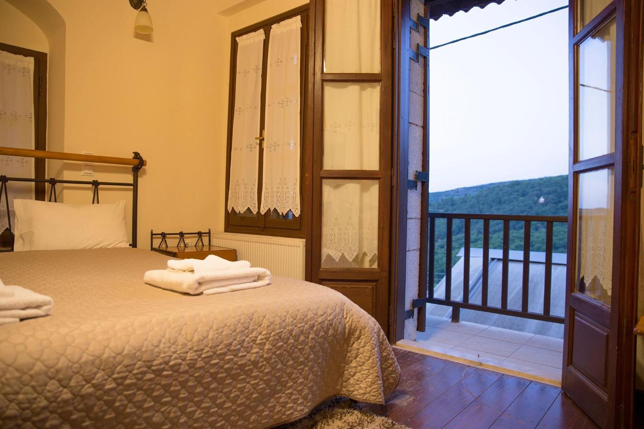 Deluxe Double Room with Extra Bed - Photo 9